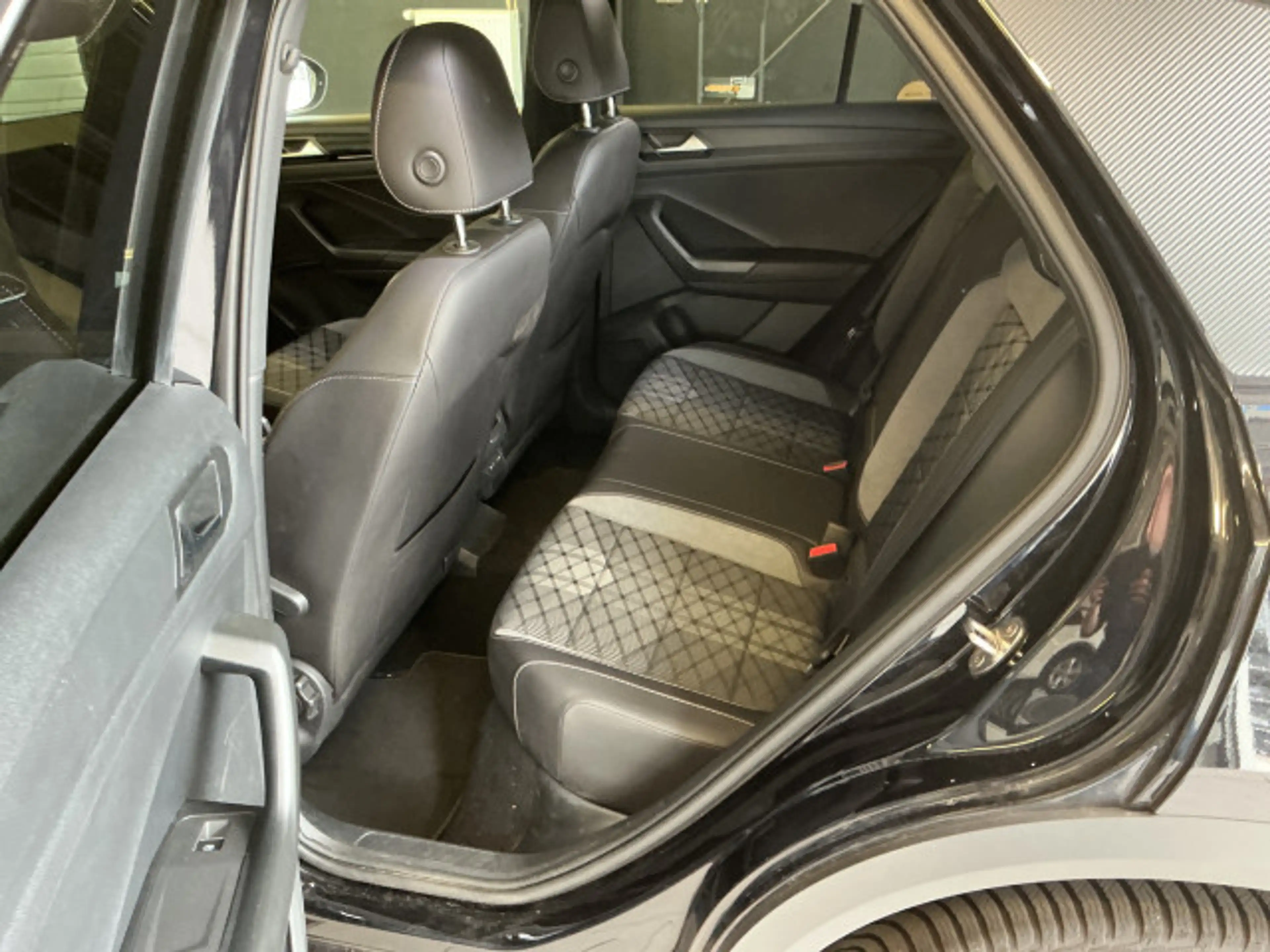 Volkswagen T-Roc 1.5 TSI R-Line DSG Navi IQ.Light CarPlay — photo 12