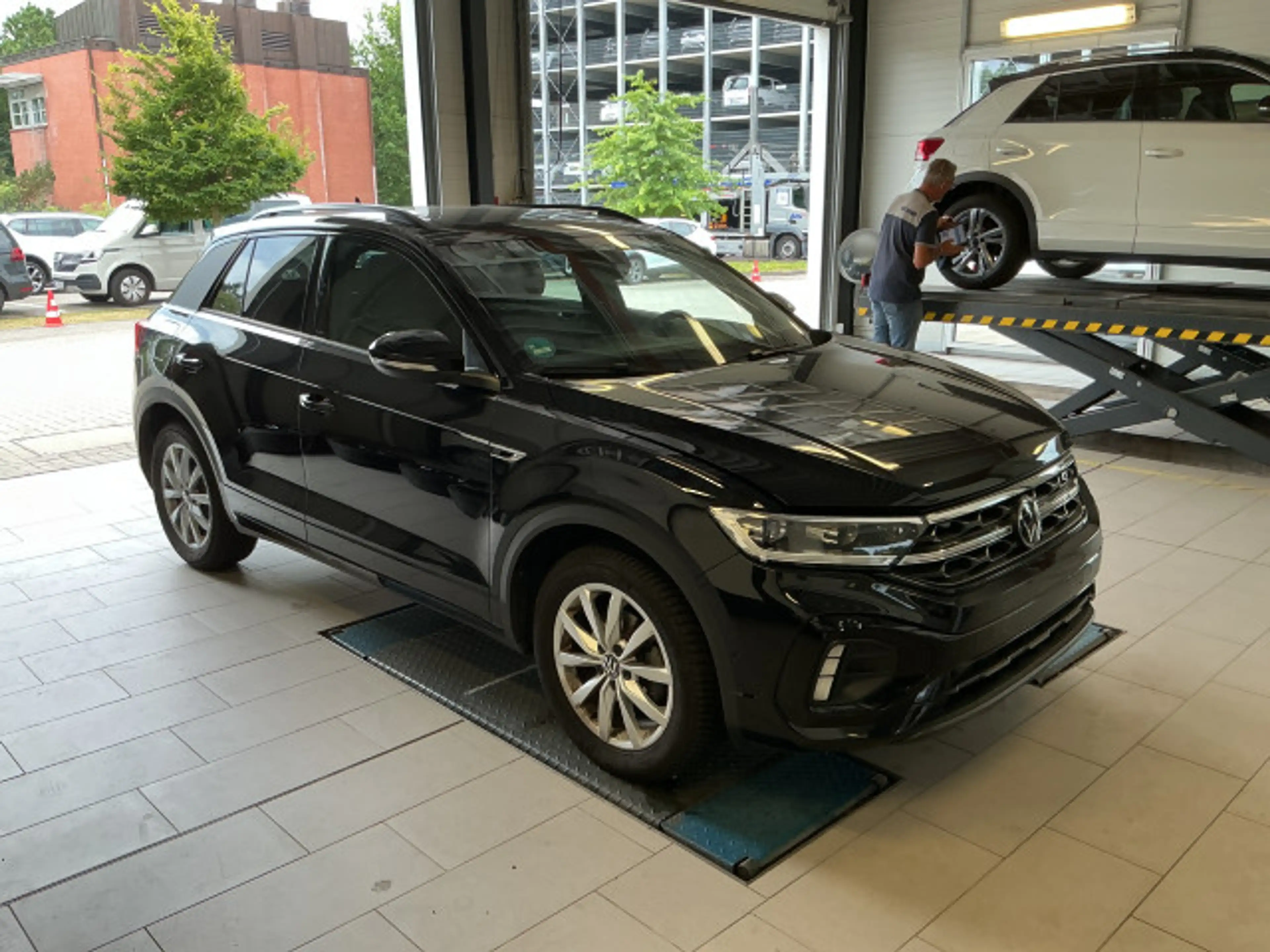 Volkswagen T-Roc 1.5 TSI R-Line DSG Navi IQ.Light CarPlay — photo 3