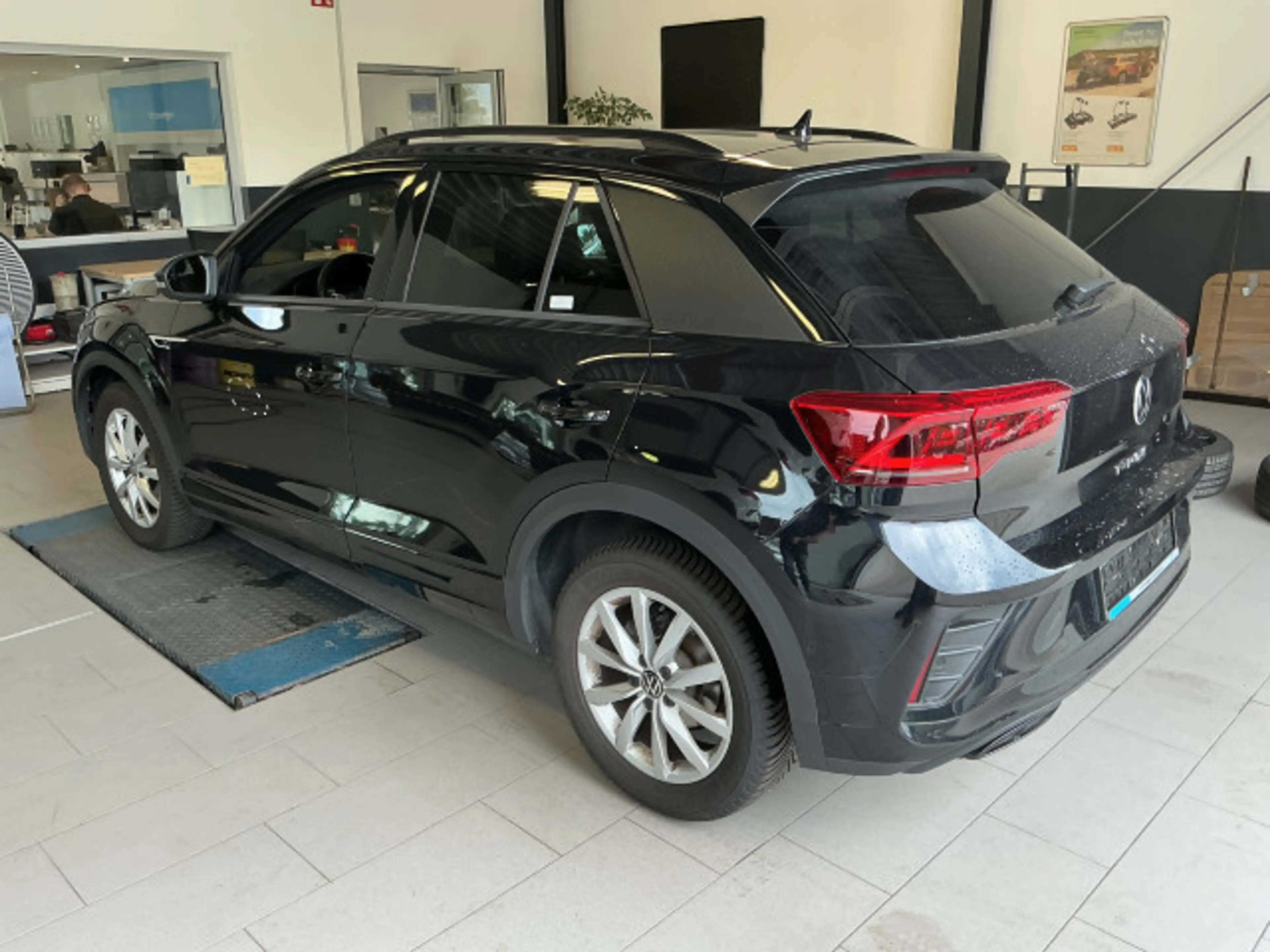 Volkswagen T-Roc 1.5 TSI R-Line DSG Navi IQ.Light CarPlay — photo 6