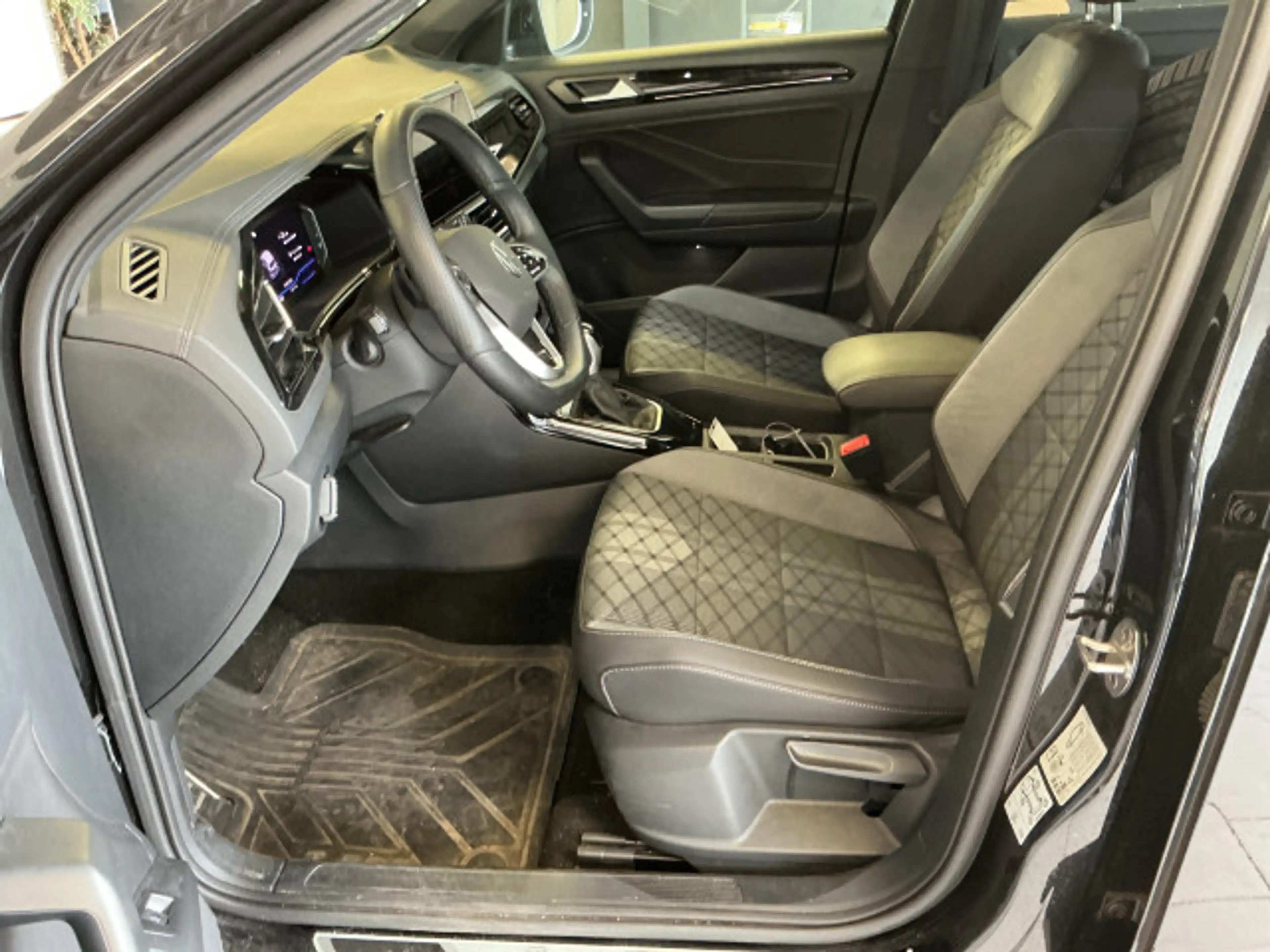 Volkswagen T-Roc 1.5 TSI R-Line DSG Navi IQ.Light CarPlay — photo 8