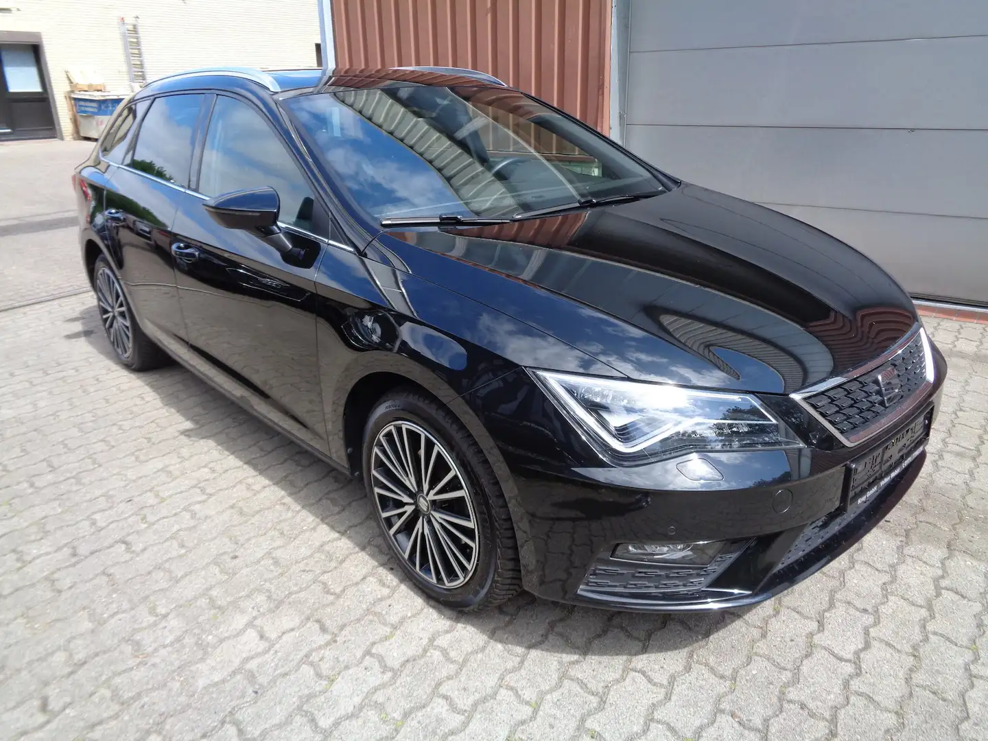 SEAT Leon ST 1.4 TSI Xcellence, Panorama, Leder, AHK Zwart - 1