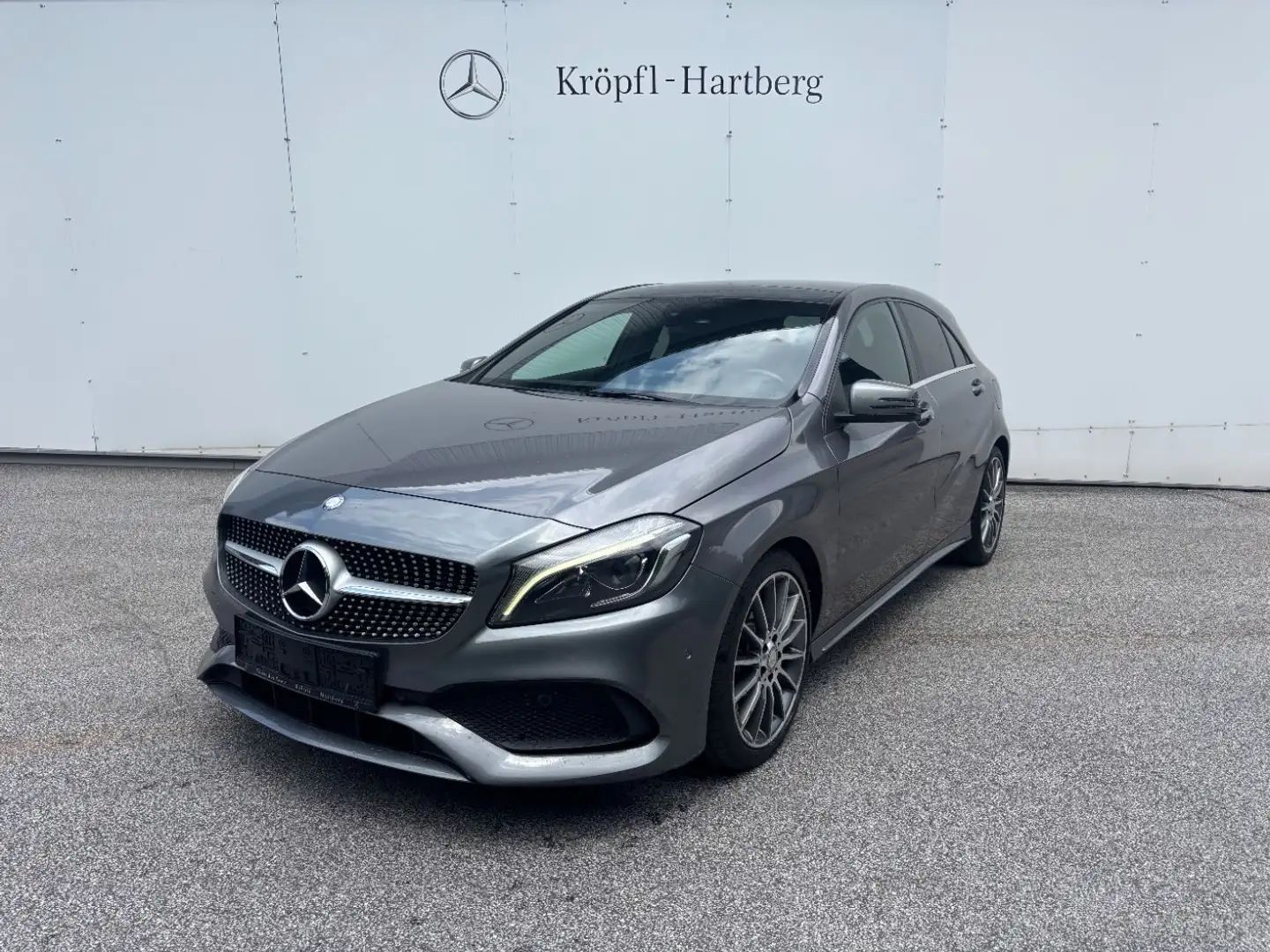 Mercedes-Benz A 250 AMG Line Shz AMG LED Ambi CarPlay Pano RKam Grau - 2
