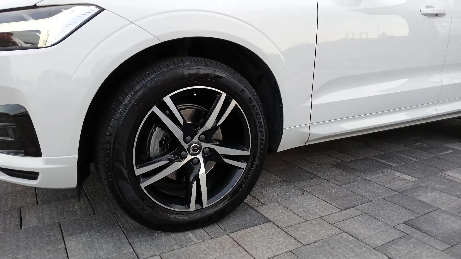 Volvo XC60 XC60 II 2018 2.0 d4 R-design awd Weiß - 2