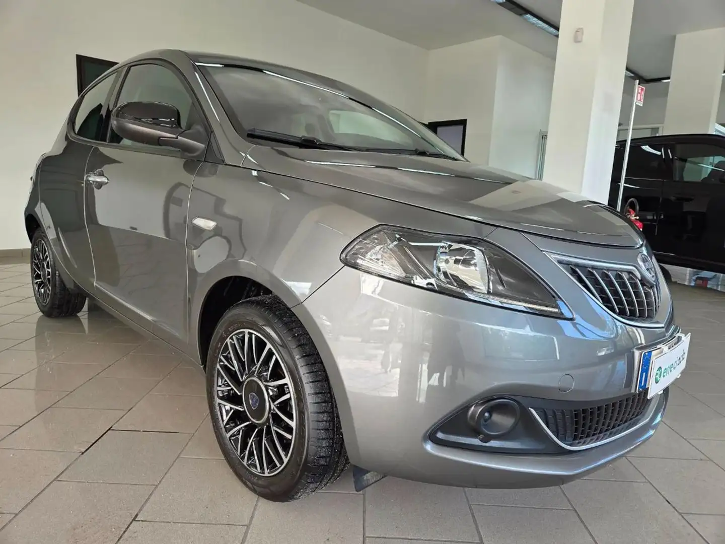 Lancia Ypsilon 1.0 FireFly 5 porte S&S Hybrid Platino Grigio - 1