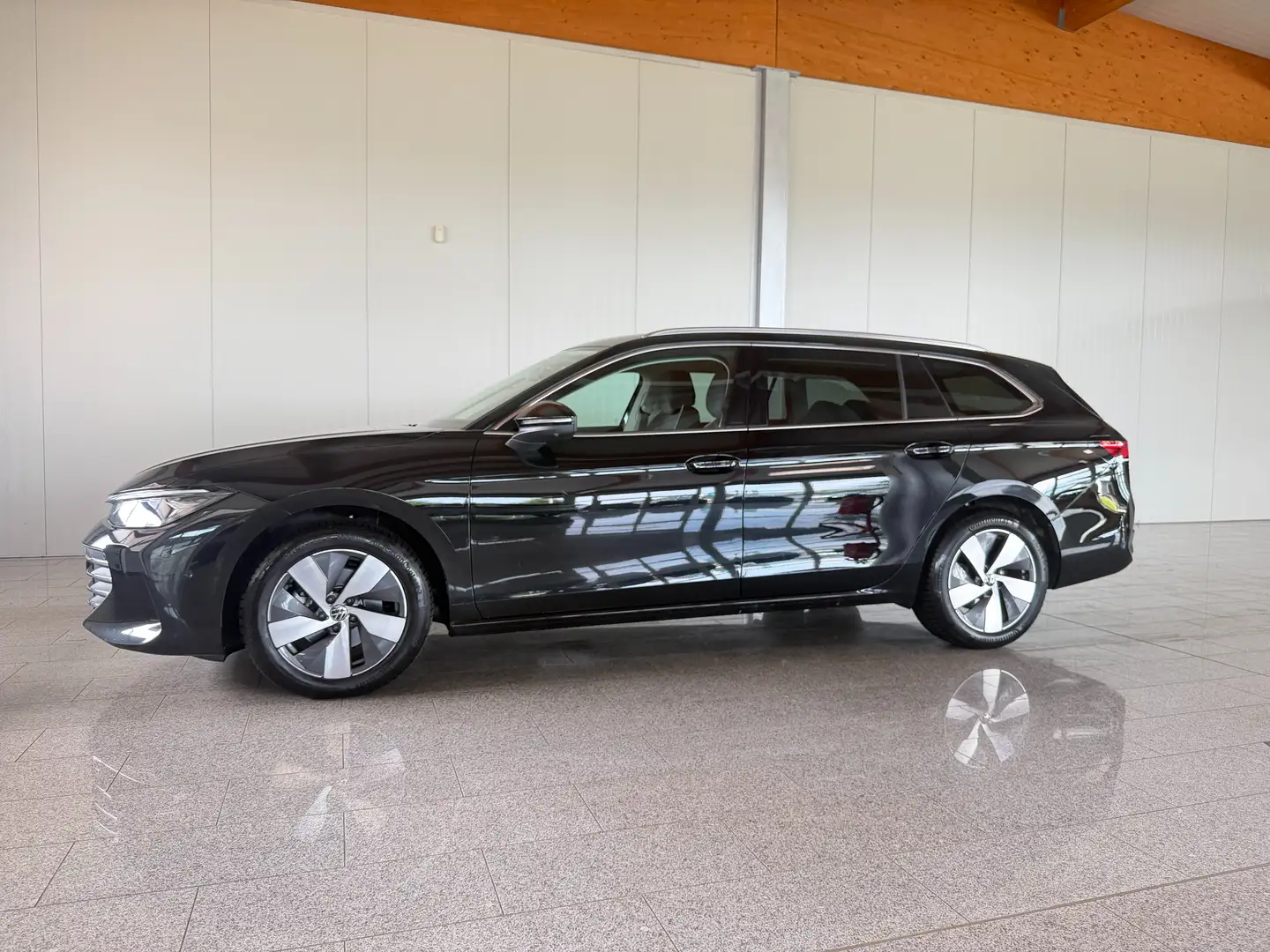 Volkswagen Passat Variant 1.5 eTSI 110 kW Business DSG Schwarz - 1