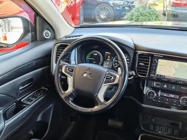 Mitsubishi Outlander view 18