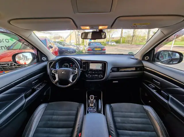 Mitsubishi Outlander view 3