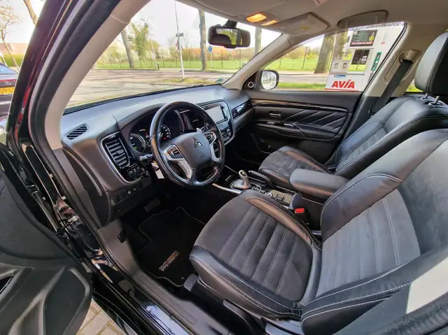 Mitsubishi Outlander view 4