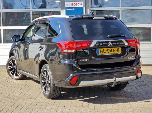 Mitsubishi Outlander view 2