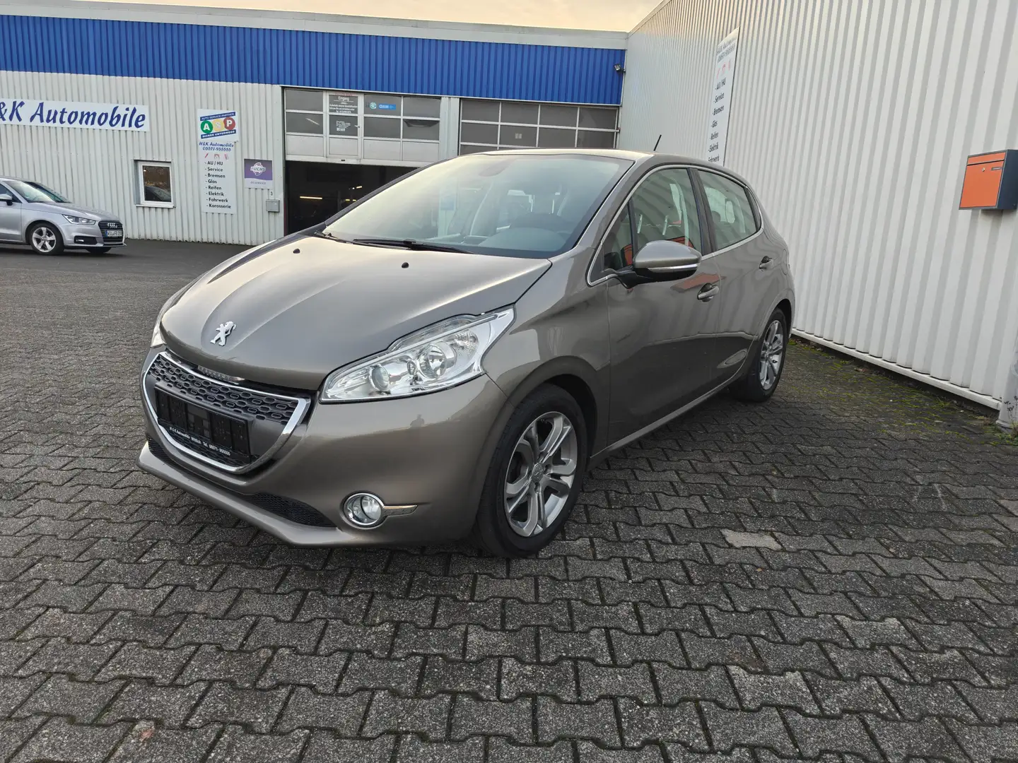 Peugeot 208 Allure Automatik Alu Klima ZV Braun - 1