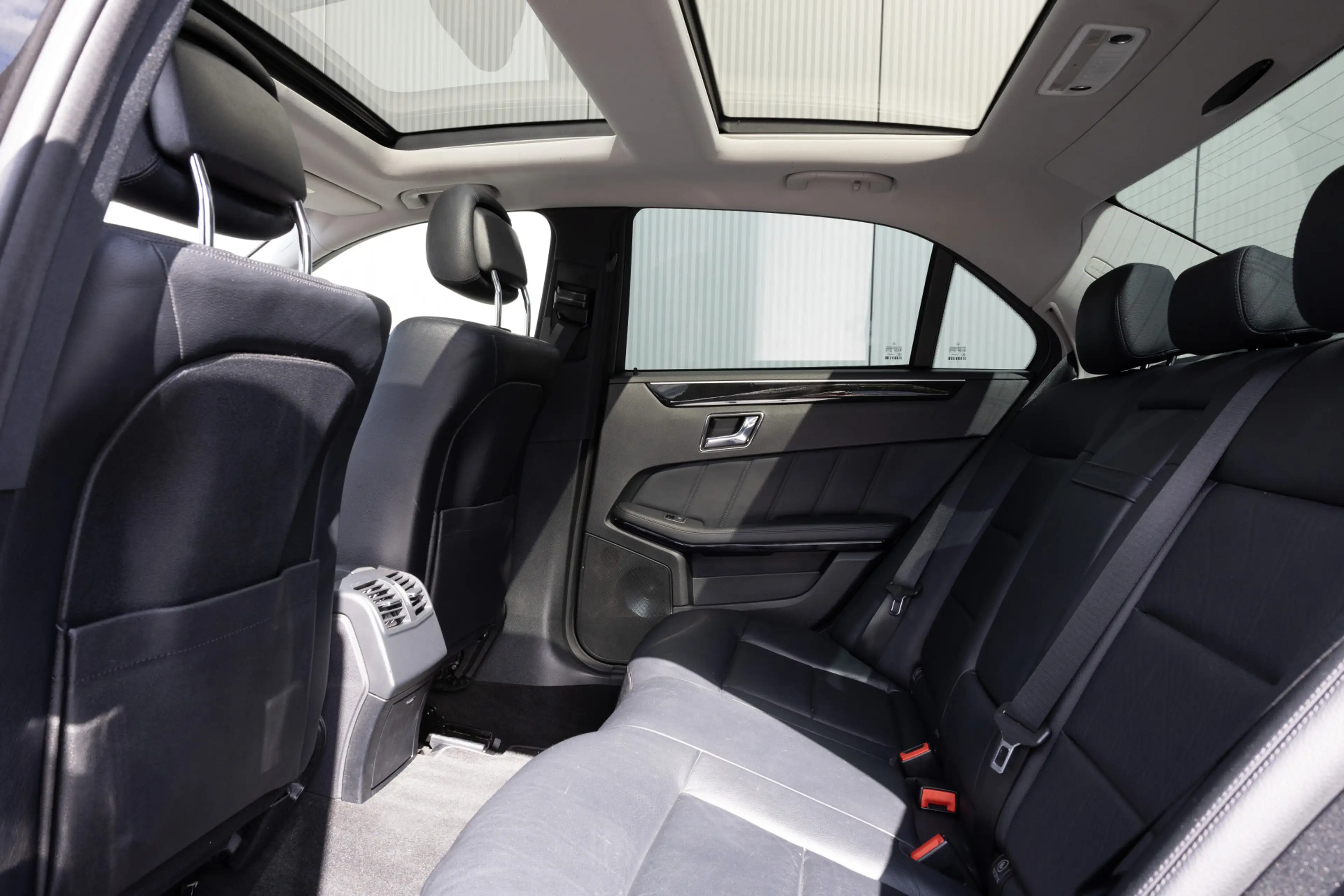 Mercedes-Benz E 350 V6 | NL-AUTO | PANO | LEDER | CAMERA | KEYLESS GO — photo 7