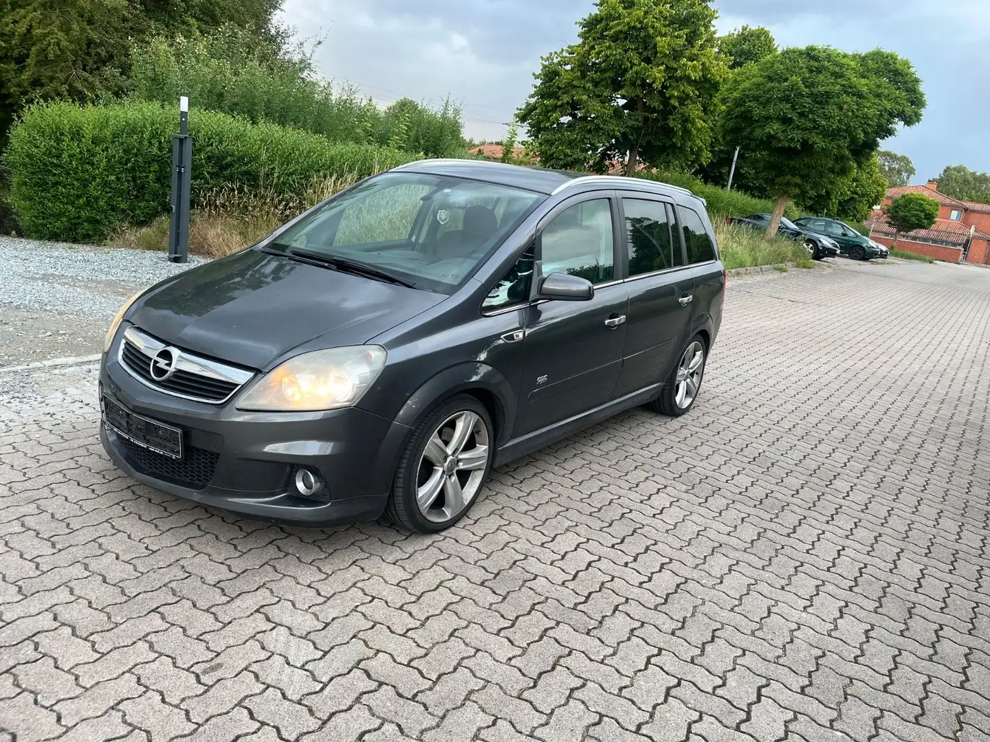 Opel Zafira 1.9 CDTI OPC Line 7Sitze Серый - 1