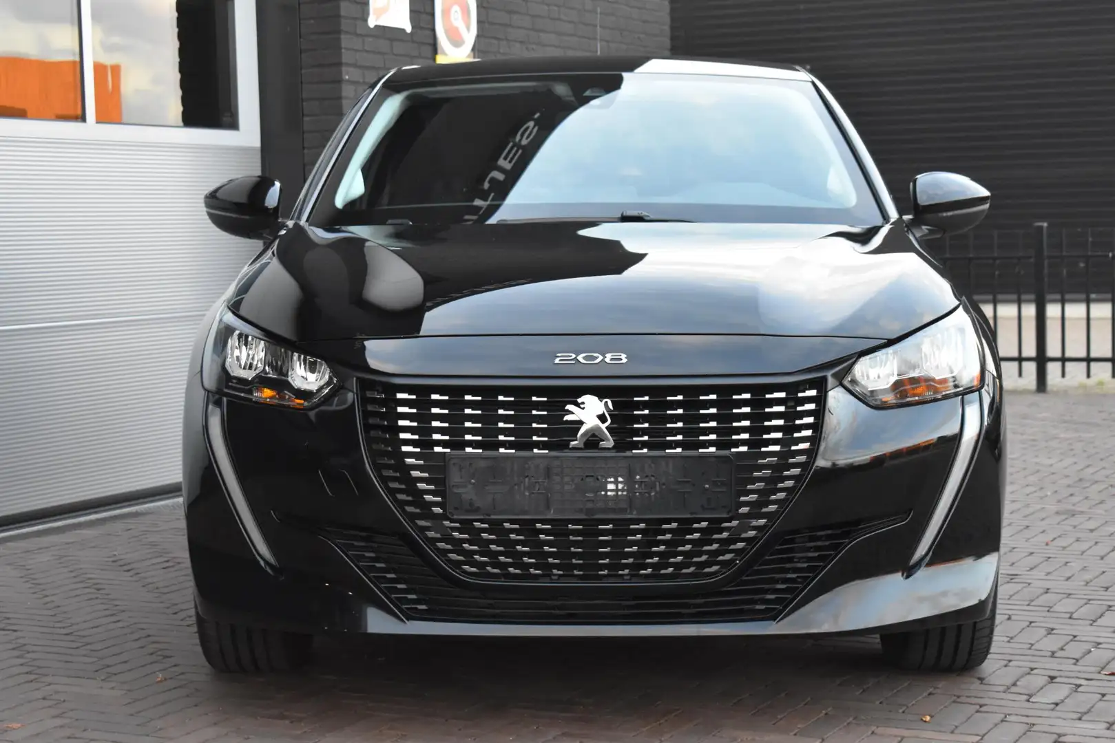 Peugeot 208 1.2 PureTech Active Pack | Carplay | PDC | Incl. g Zwart - 2