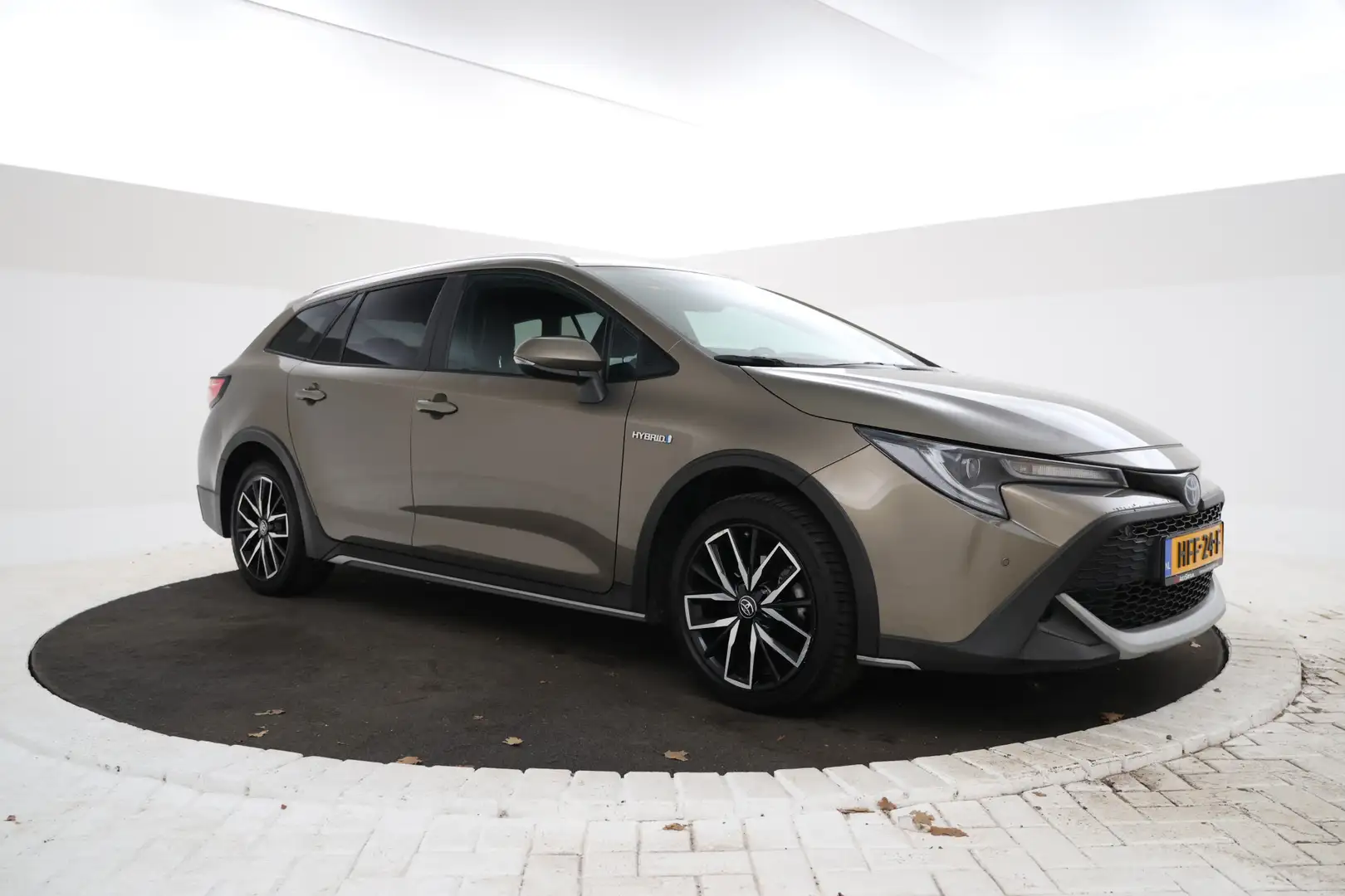 Toyota Corolla Touring Sports 1.8 Hybrid Trek Automaat, Navigatie Brown - 2