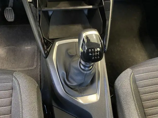 Peugeot 208 view 11