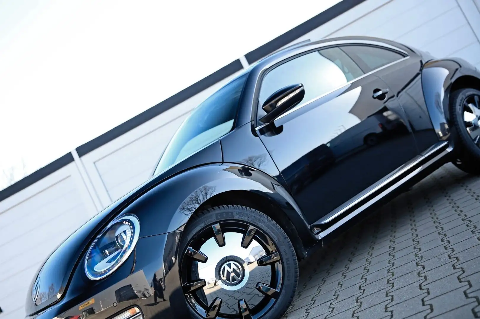 Volkswagen Beetle Sport DSG Pan.Dach Xenon FenderSound Navi Schwarz - 2