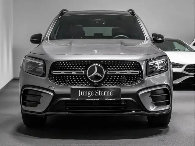 Mercedes-Benz GLB view 3