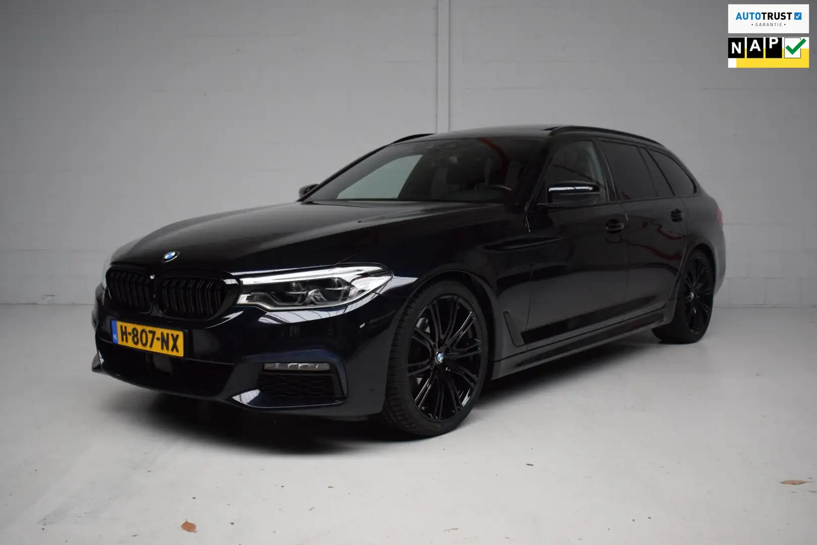 BMW 520 5-serie Touring 520i M-SPORT ORG.NED / NAP / PANOR Zwart - 1