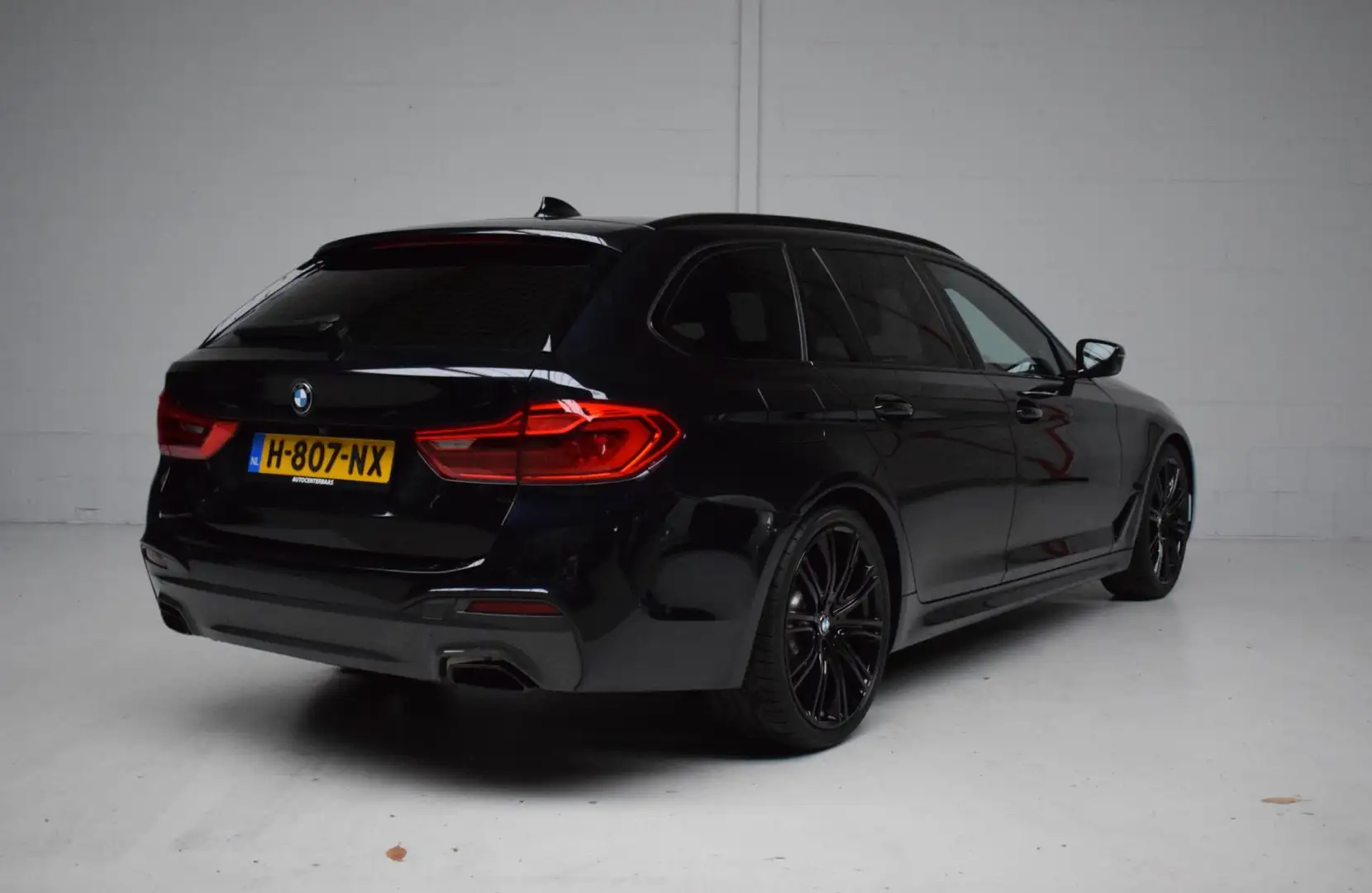 BMW 520 5-serie Touring 520i M-SPORT ORG.NED / NAP / PANOR Zwart - 2