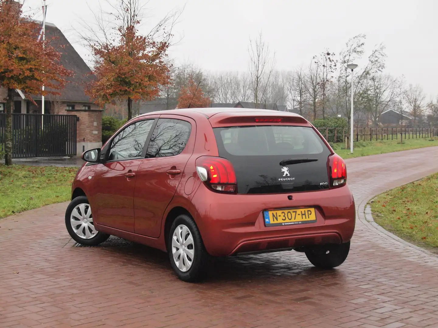 Peugeot 108 1.0 e-VTi Active | Apple Carplay | Airco | 5-deurs Rood - 2