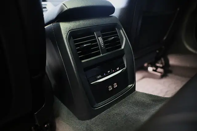 BMW 3 Series view 18