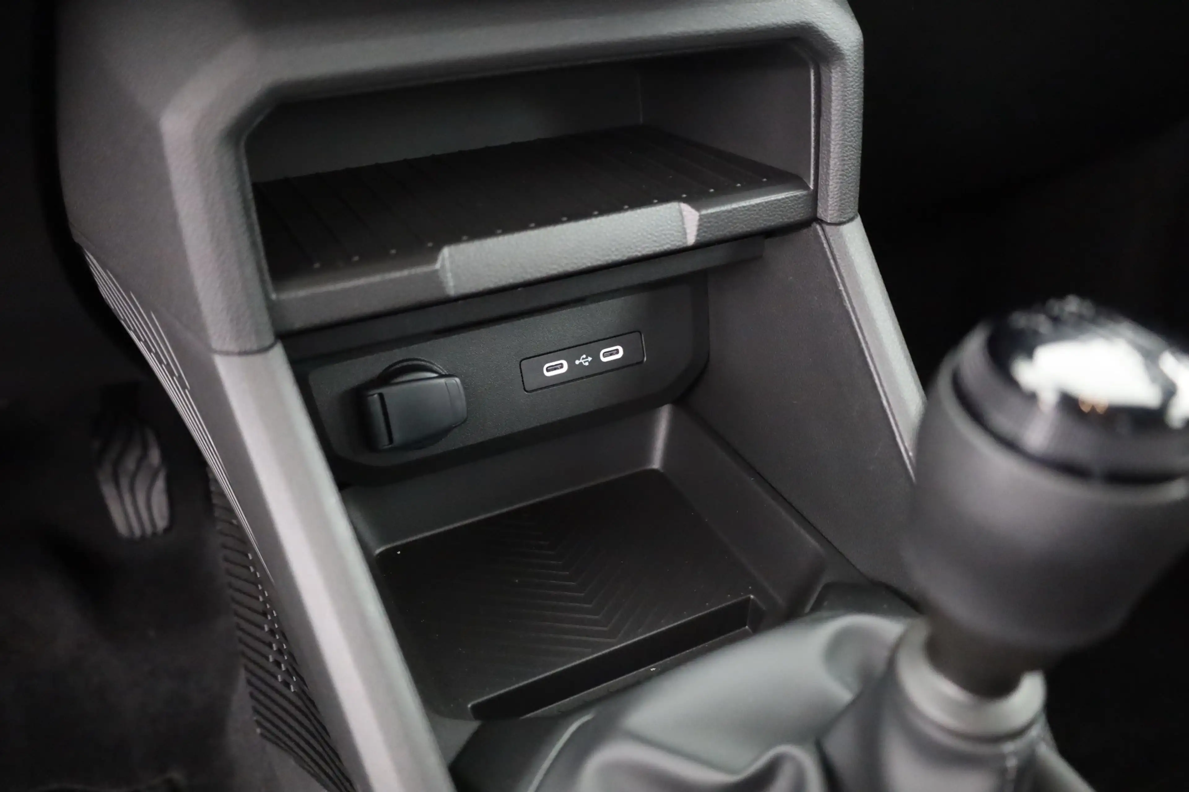 Dacia Bigster Essential 140 mHev LED Kamera — photo 13