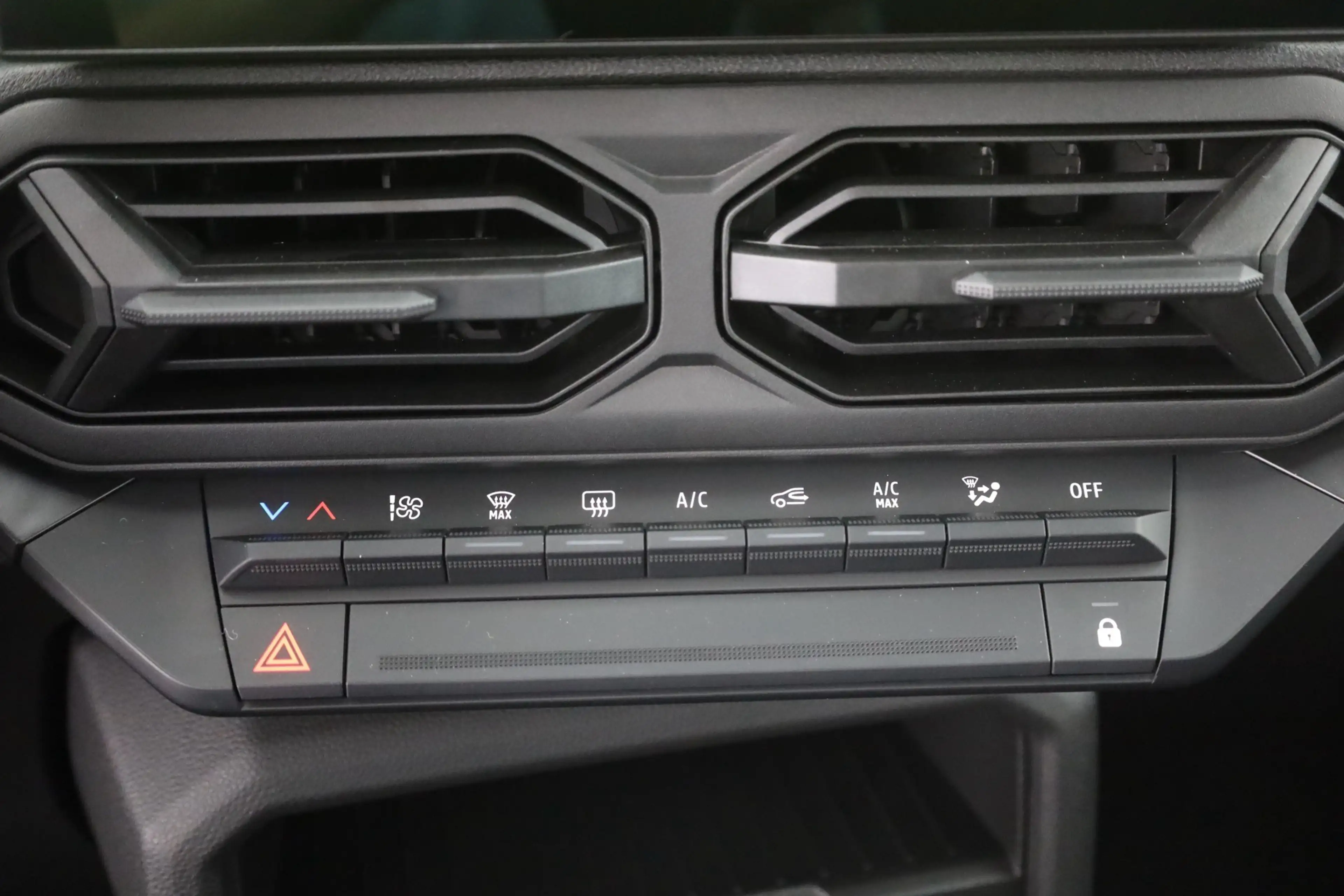 Dacia Bigster Essential 140 mHev LED Kamera — photo 12