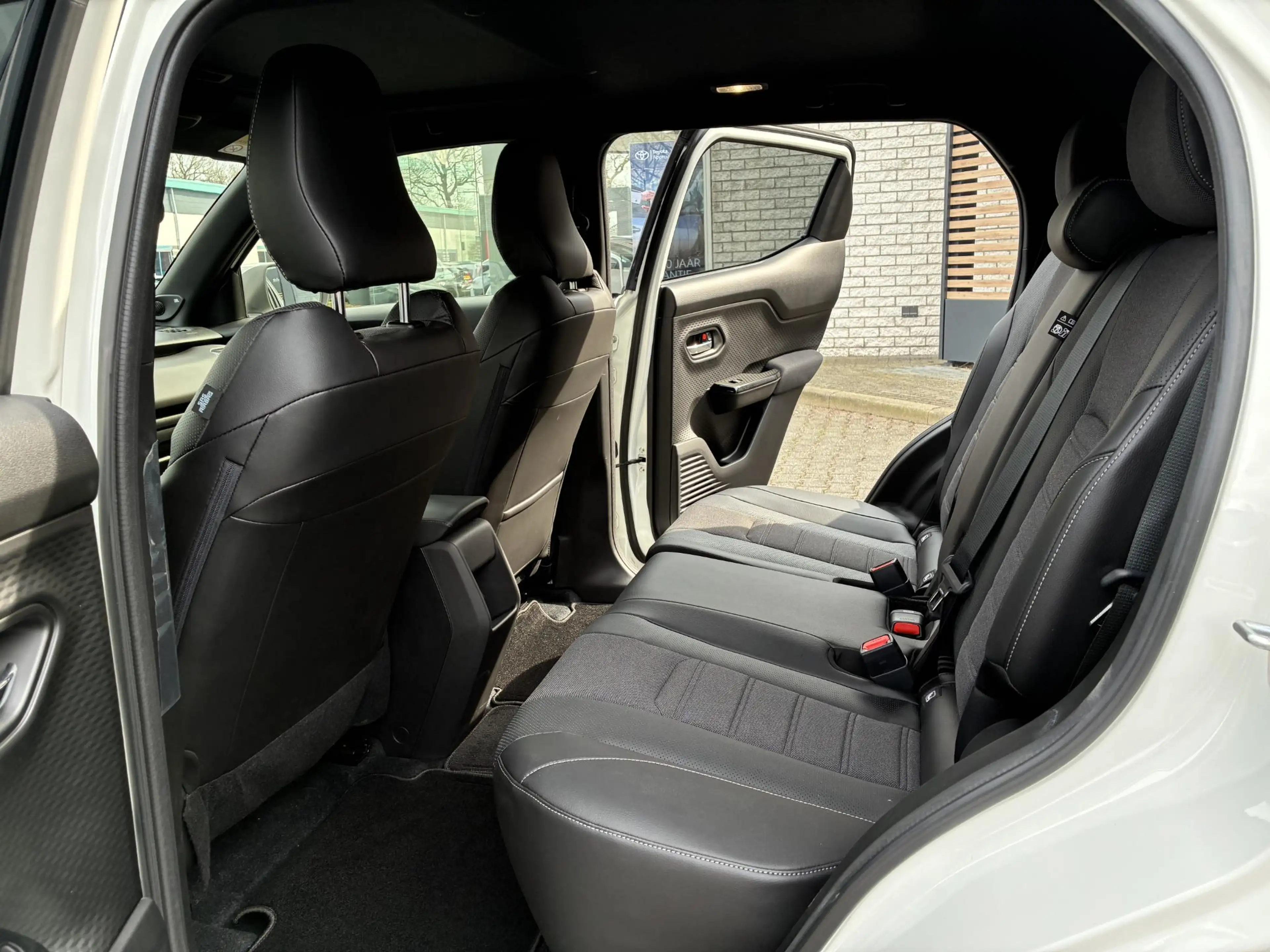 Toyota Urban Cruiser EXECUTIVE 61 KWH NIEUW & DIREECT LEVERBAAR!!! PANO — photo 4