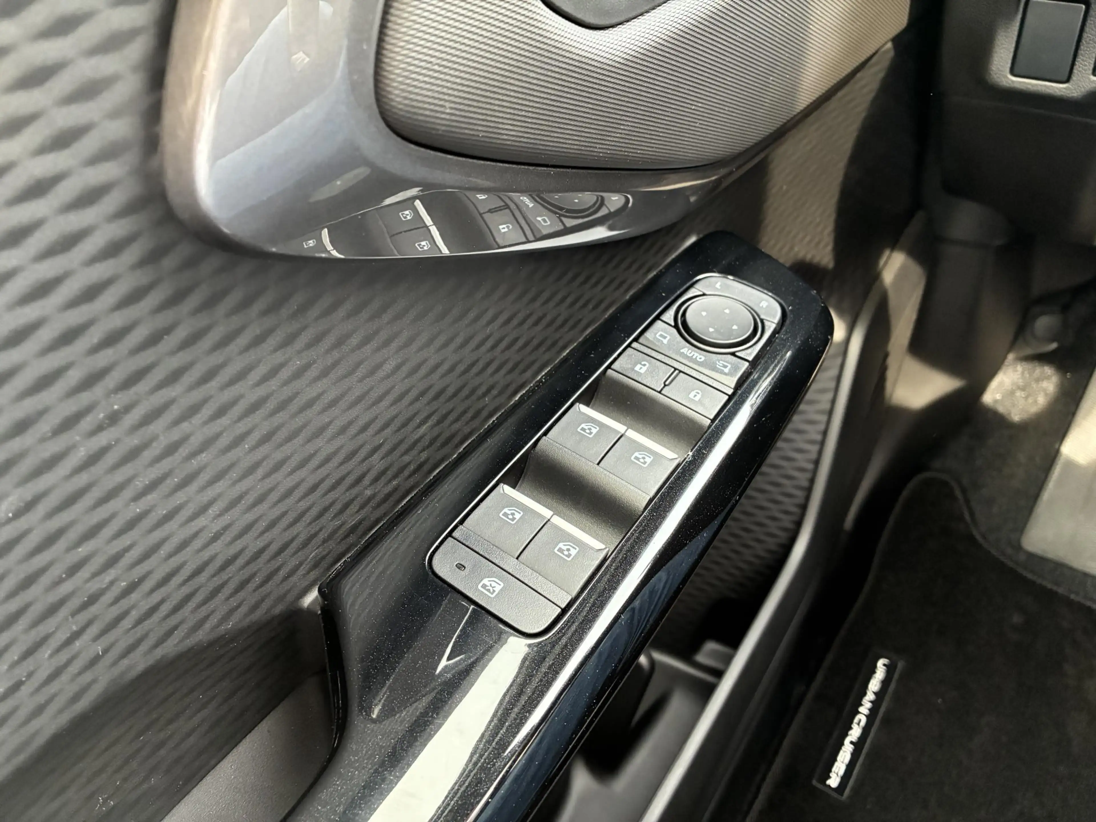 Toyota Urban Cruiser EXECUTIVE 61 KWH NIEUW & DIREECT LEVERBAAR!!! PANO — photo 21