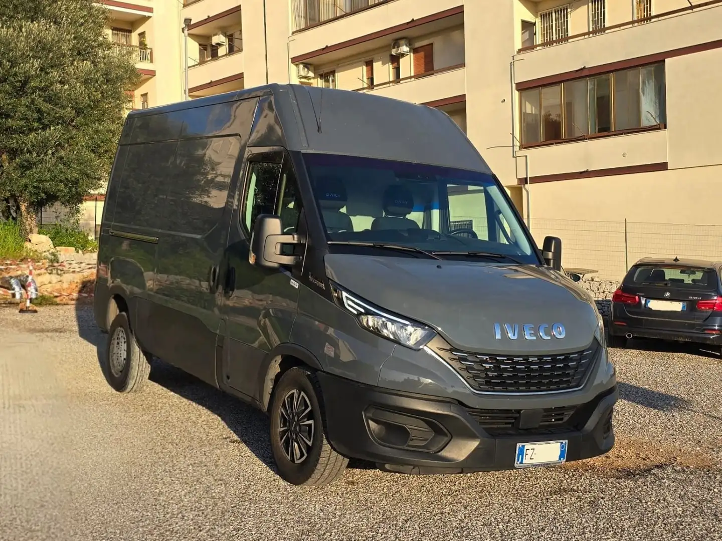 Iveco Daily 35-180 Hi-matic Gris - 1