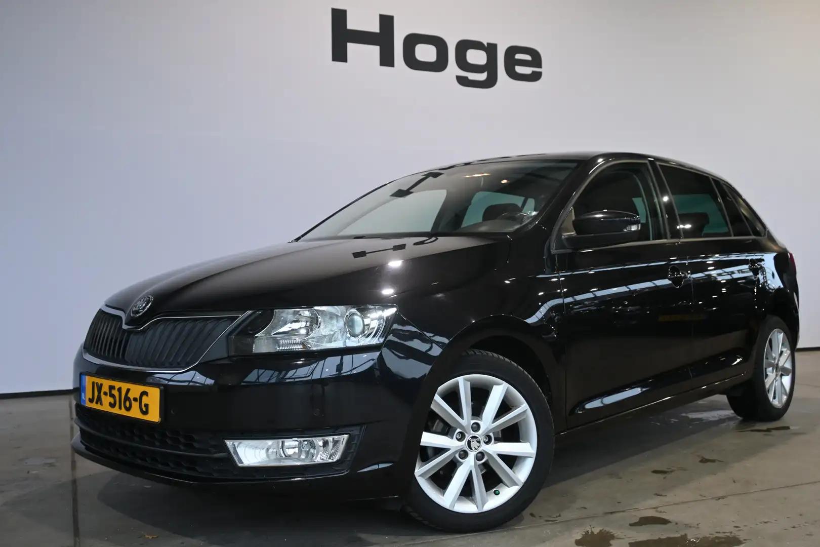Skoda Rapid/Spaceback 1.2 TSI Greentech JOY Automaat Navigatie Panoramad Zwart - 1