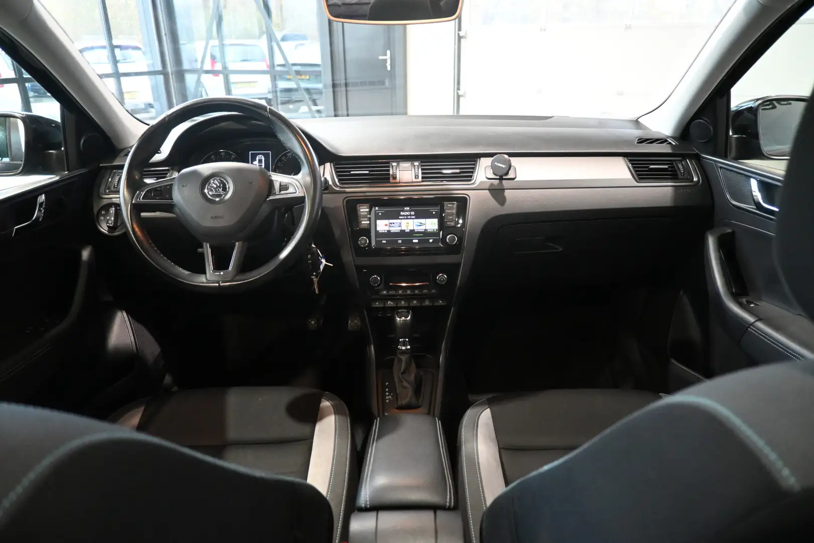 Skoda Rapid/Spaceback 1.2 TSI Greentech JOY Automaat Navigatie Panoramad Zwart - 2