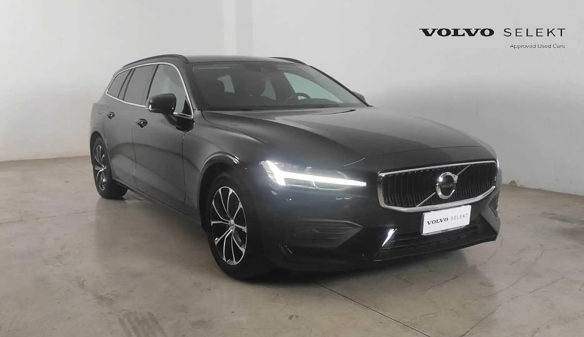 Volvo V60 Momentum Business Pro, B4 mild Hybrid (D) Nero - 1