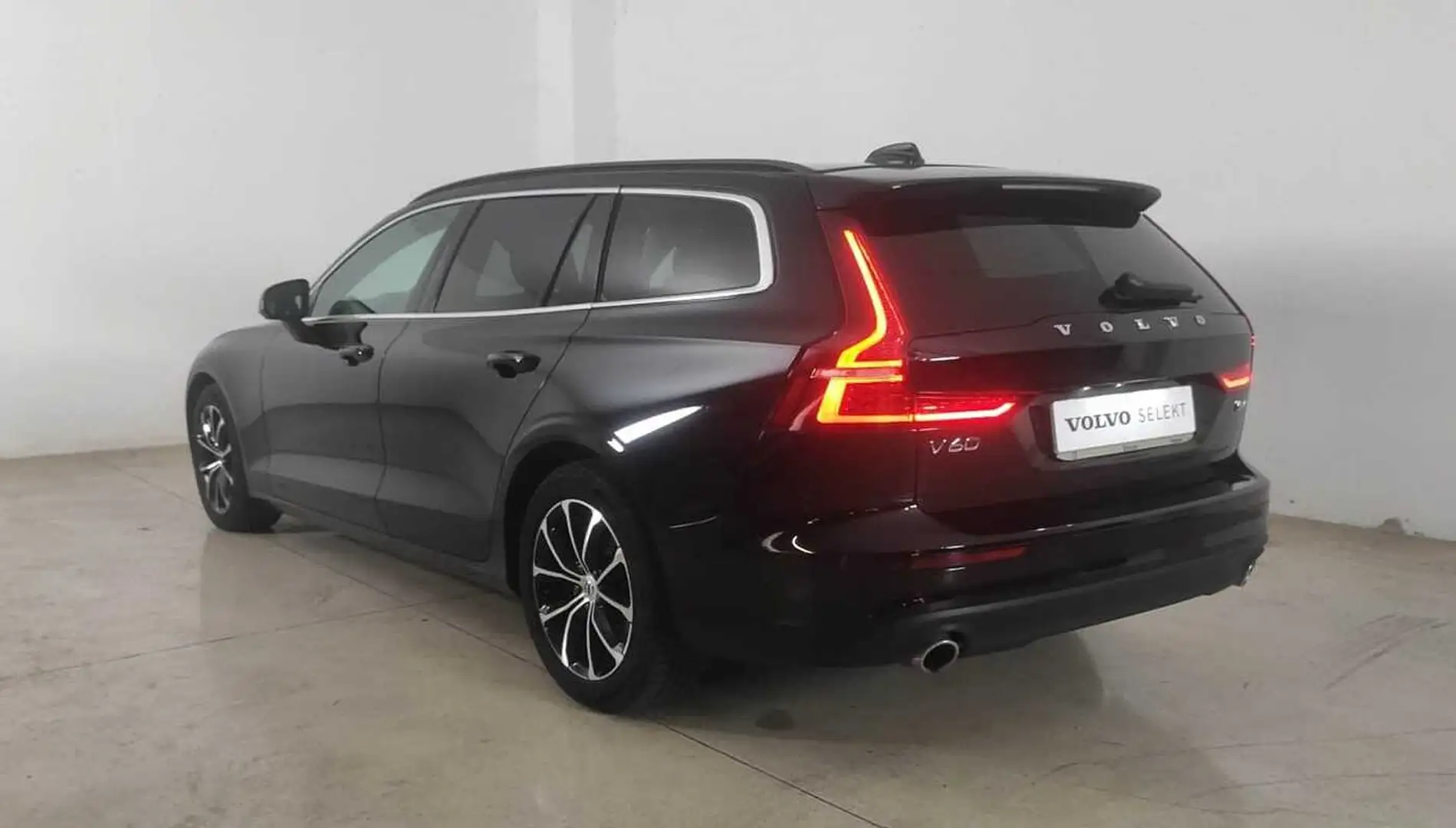 Volvo V60 Momentum Business Pro, B4 mild Hybrid (D) Nero - 2
