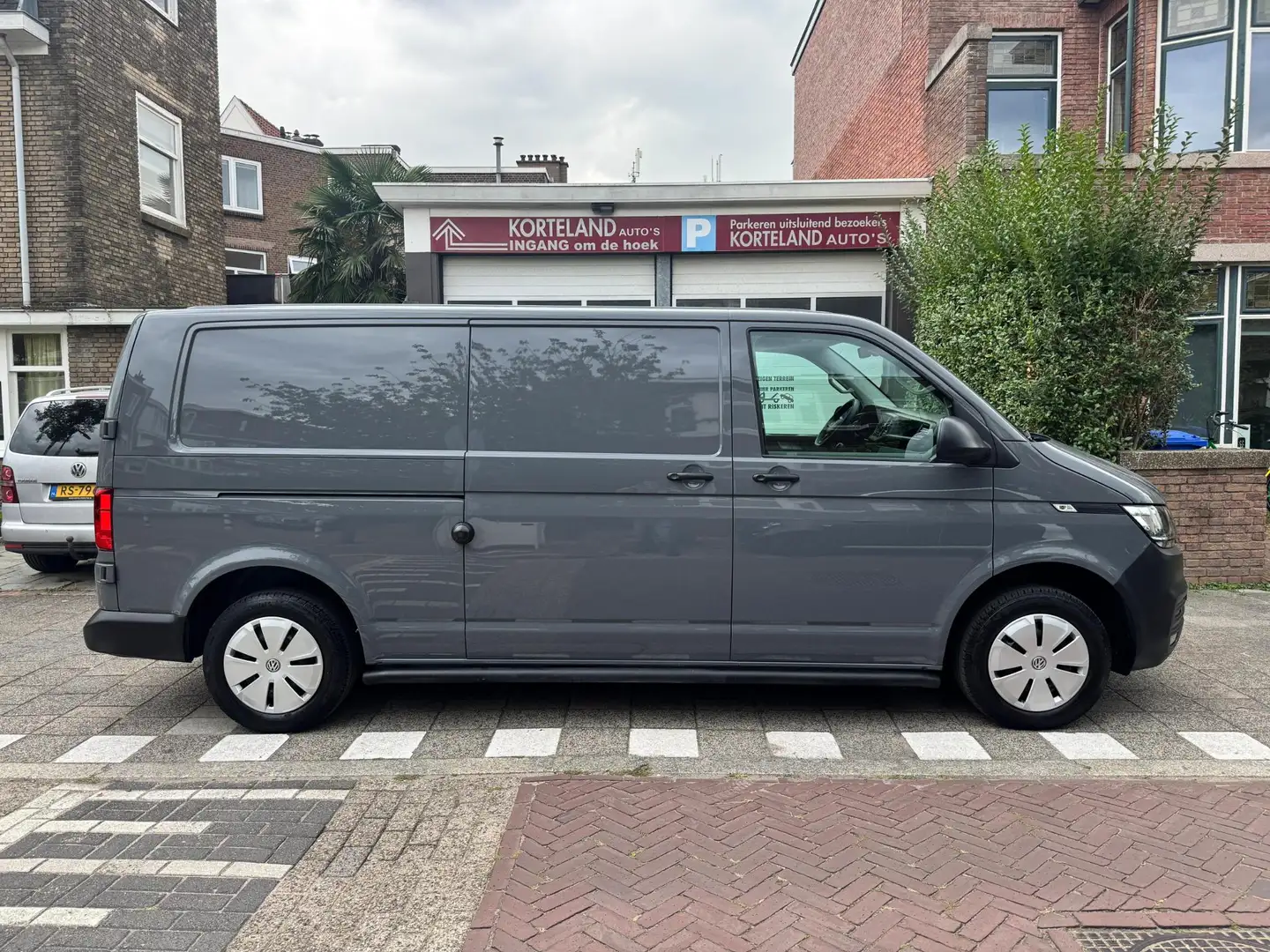 Volkswagen T6.1 Transporter 2.0 TDI L2H1 28 Economy Business PDC voor en achte Gris - 2