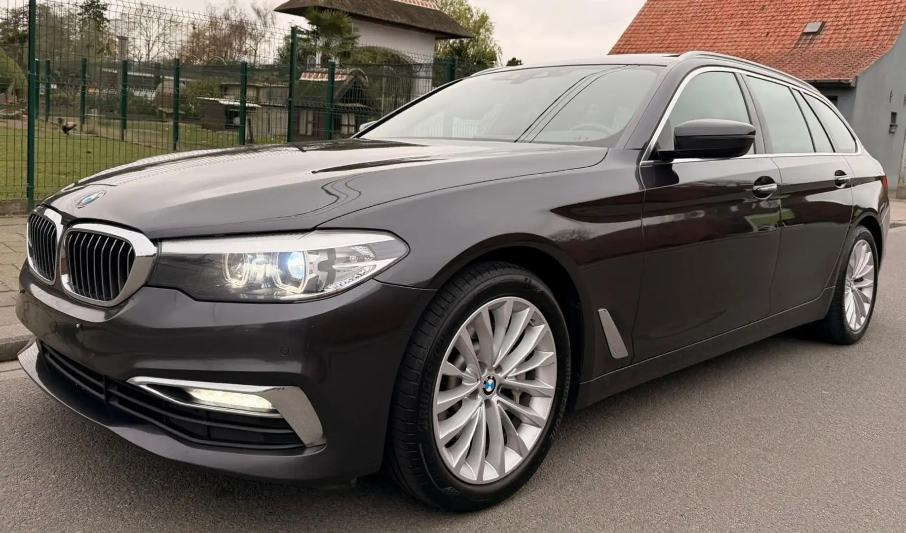 BMW 530 530i Touring Aut. Luxury Line Zwart - 1