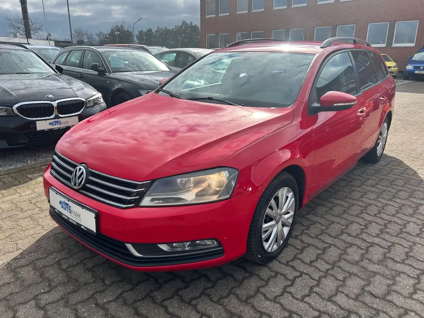 Volkswagen Passat Variant 2.0 TDI Trendline BlueMotion DSG Rot - 1