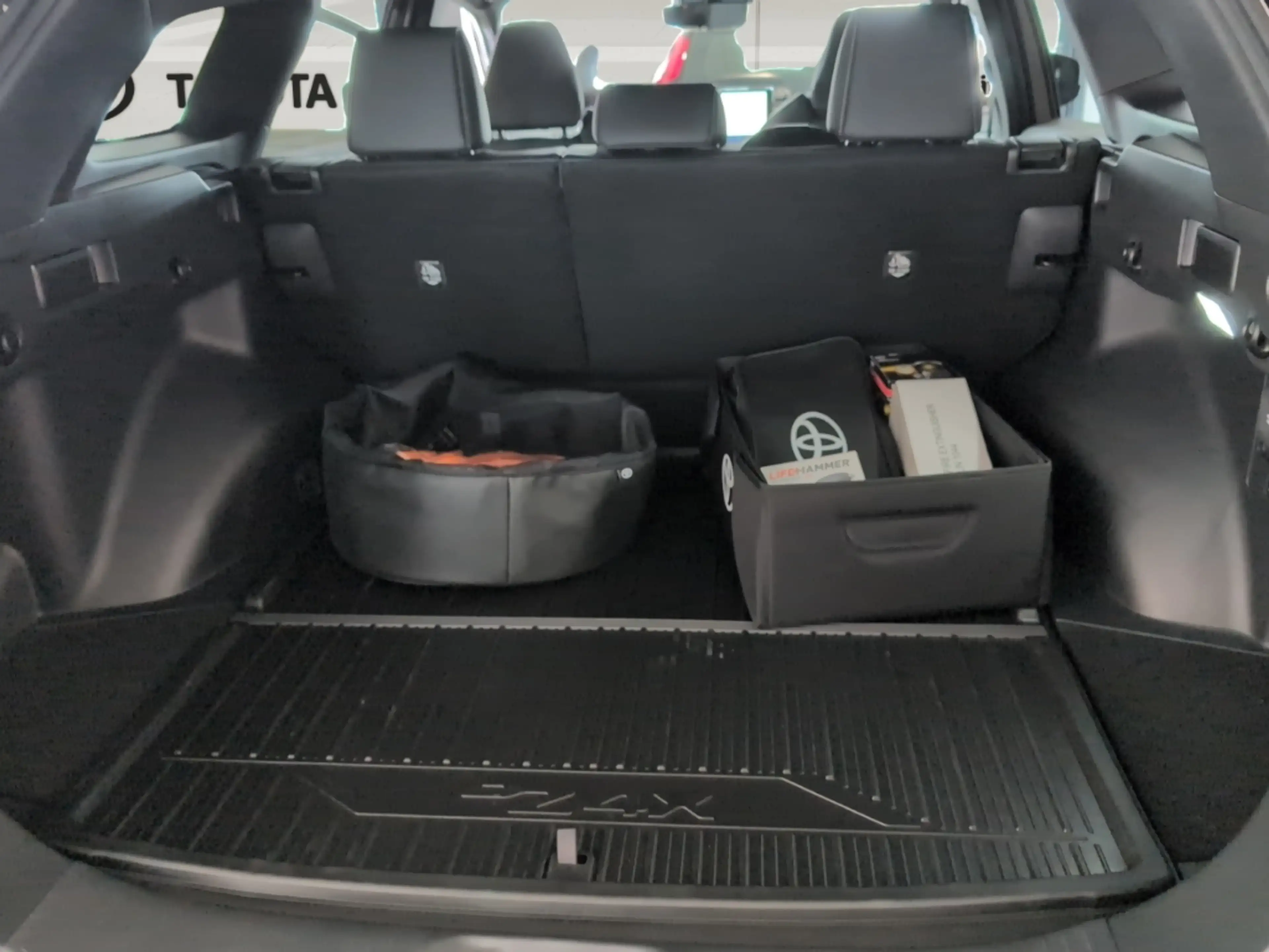 Toyota bZ4X AWD Touring 5-Türer Lounge Elektromotor 75 kW Pano — photo 12