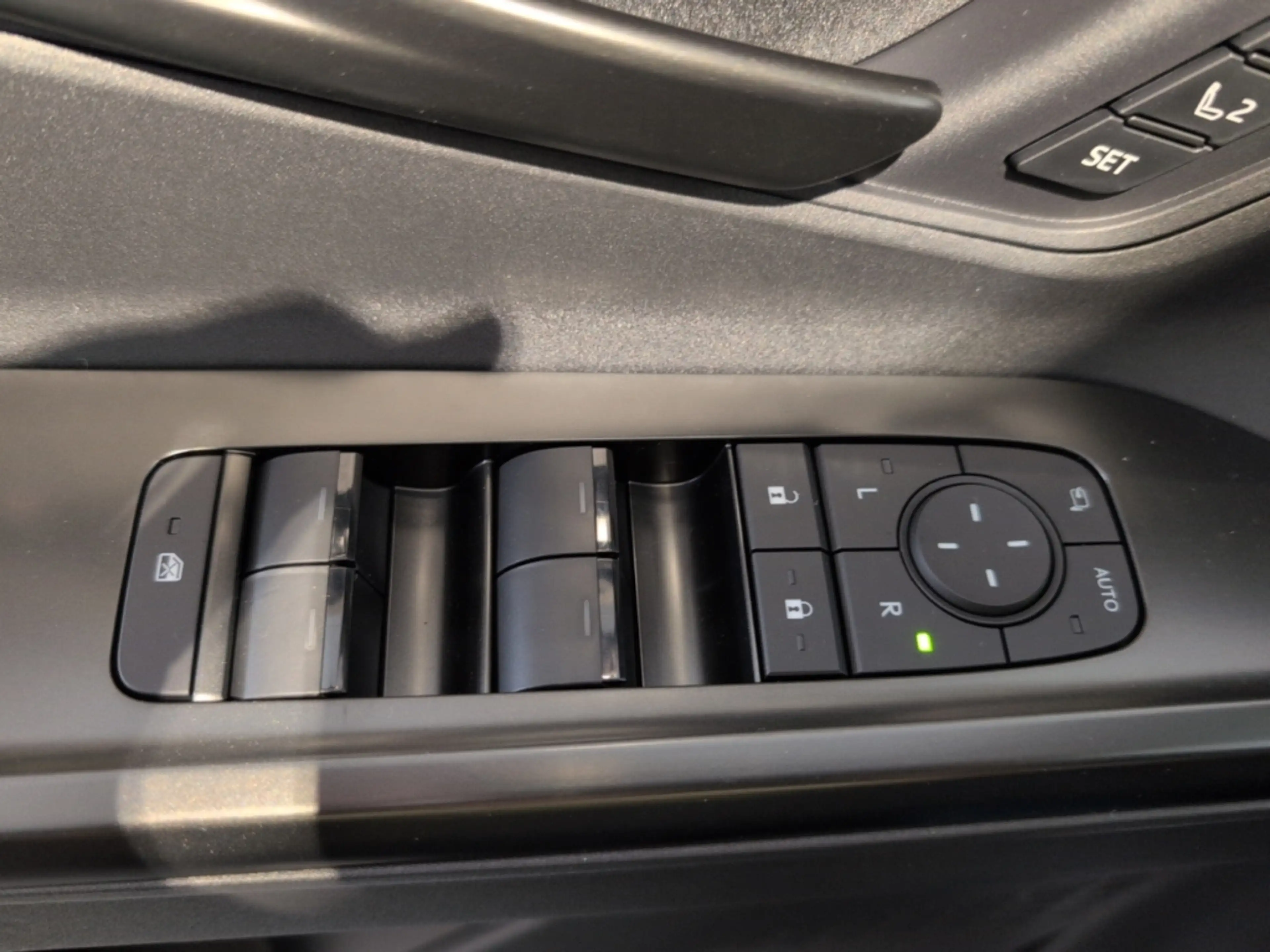 Toyota bZ4X AWD Touring 5-Türer Lounge Elektromotor 75 kW Pano — photo 8