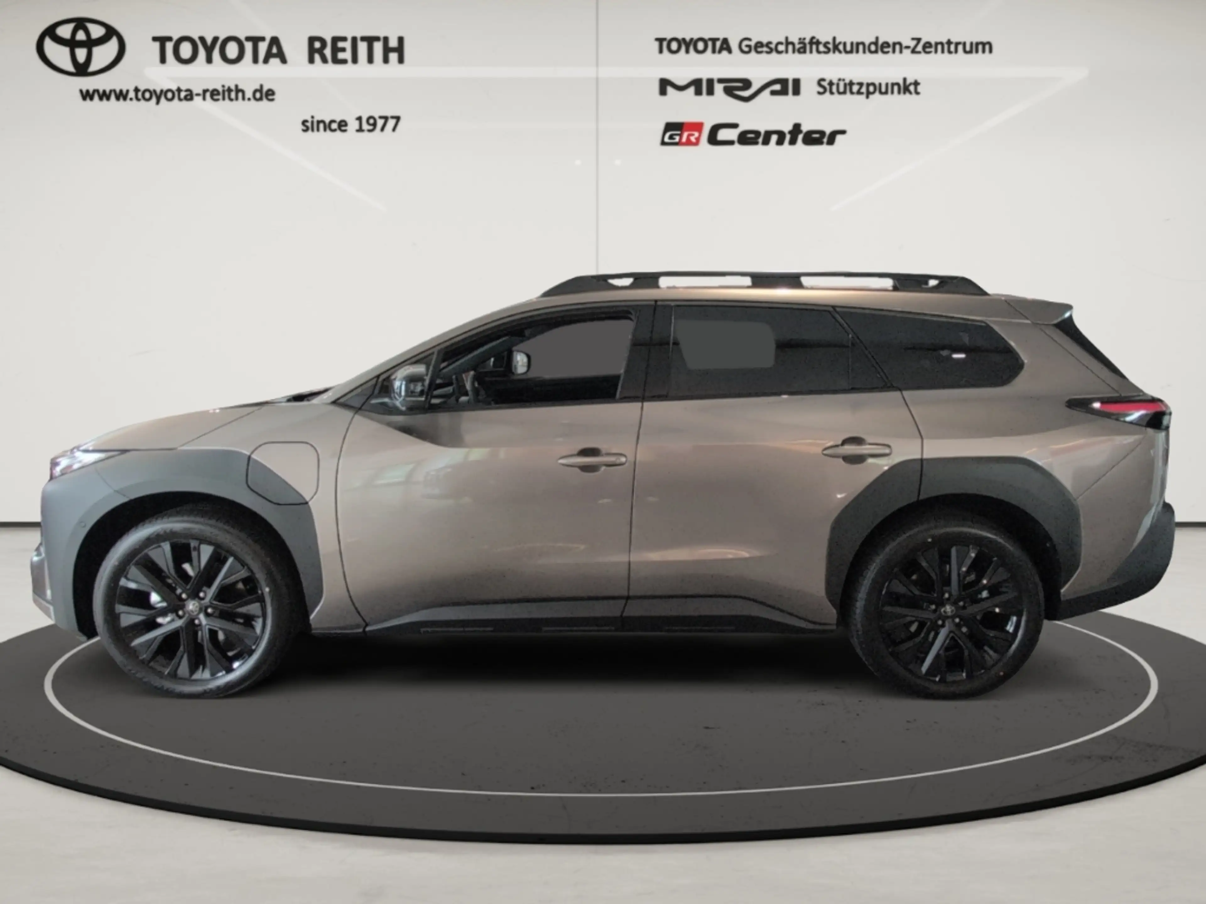 Toyota bZ4X AWD Touring 5-Türer Lounge Elektromotor 75 kW Pano — photo 2
