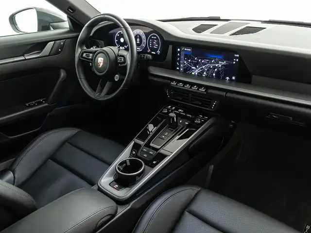 Porsche 911 view 7
