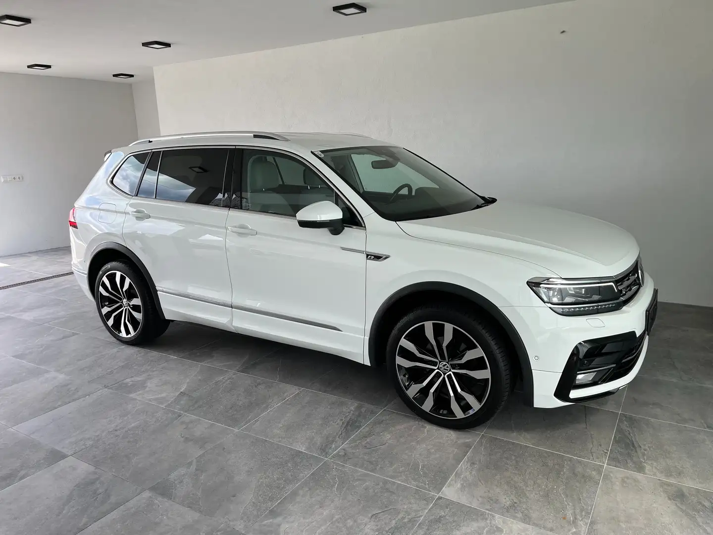 Volkswagen Tiguan Allspace 2,0 TDI SCR 4Motion DSG R-LINE AHK LEDER Standheiz Weiß - 2