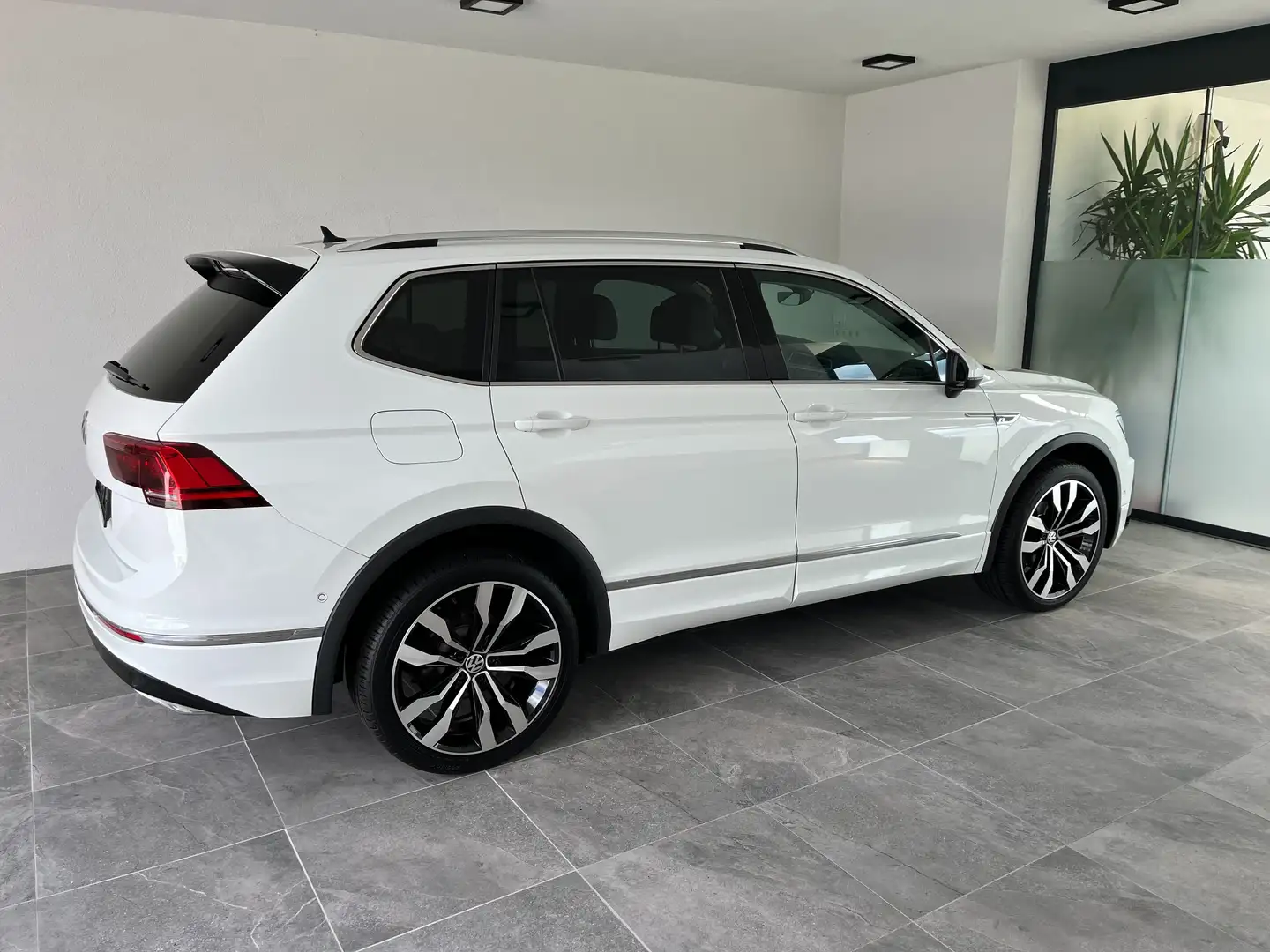 Volkswagen Tiguan Allspace 2,0 TDI SCR 4Motion DSG R-LINE AHK LEDER Standheiz Weiß - 1