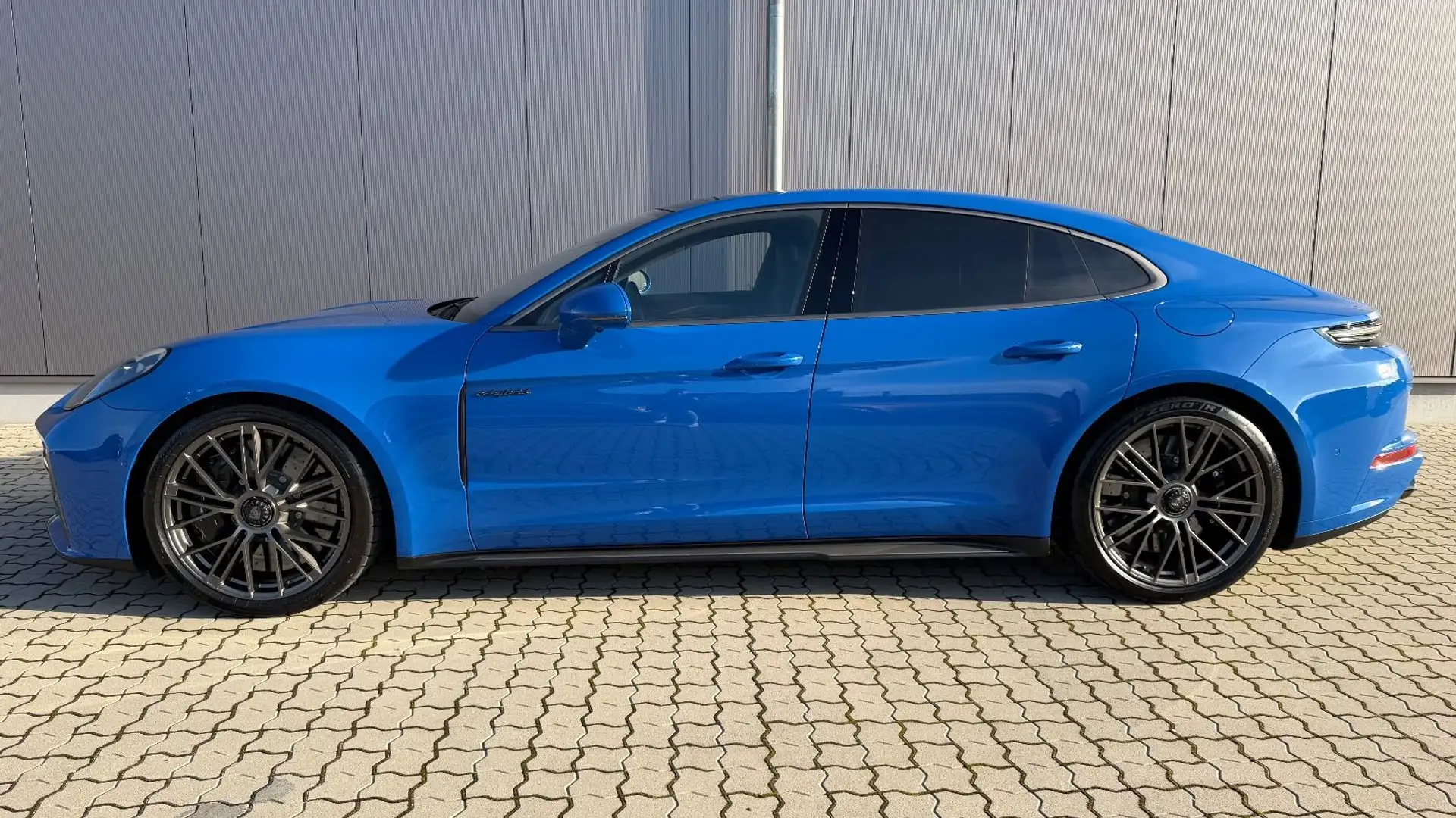 Porsche Panamera Turbo S E-Hybrid SportDesign, Burmester Blau - 2