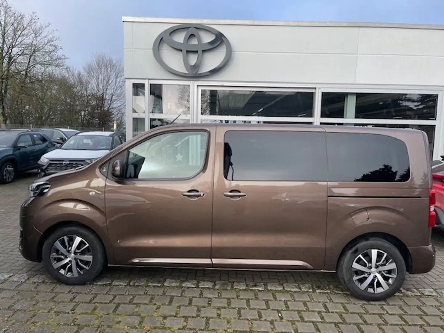 Toyota Proace Verso D-4D 2,0-l-D-4D L1 (8-Si.) Autm. Team-D Brun - 2
