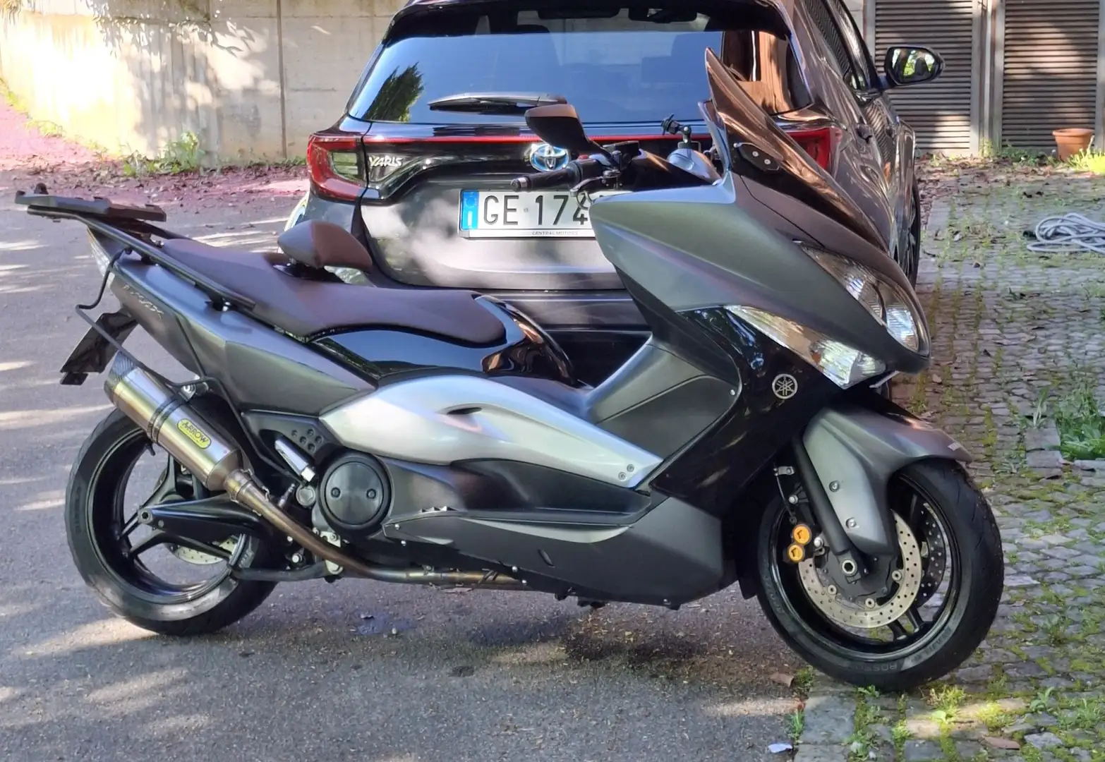 Yamaha TMAX 500 Stealth Max Šedá - 2