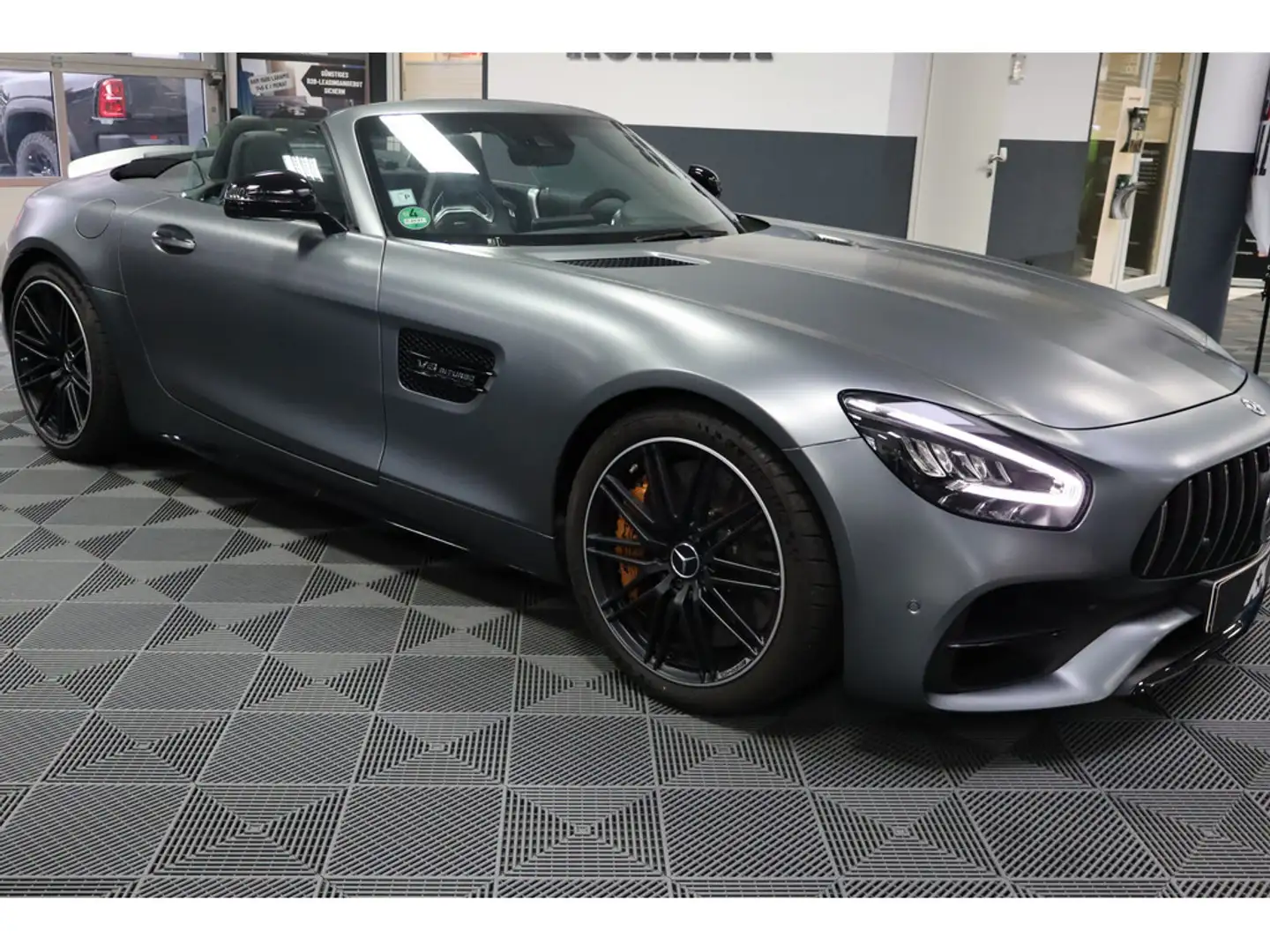 Mercedes-Benz AMG GT C Cabrio Roadster Keramik Night Šedá - 2