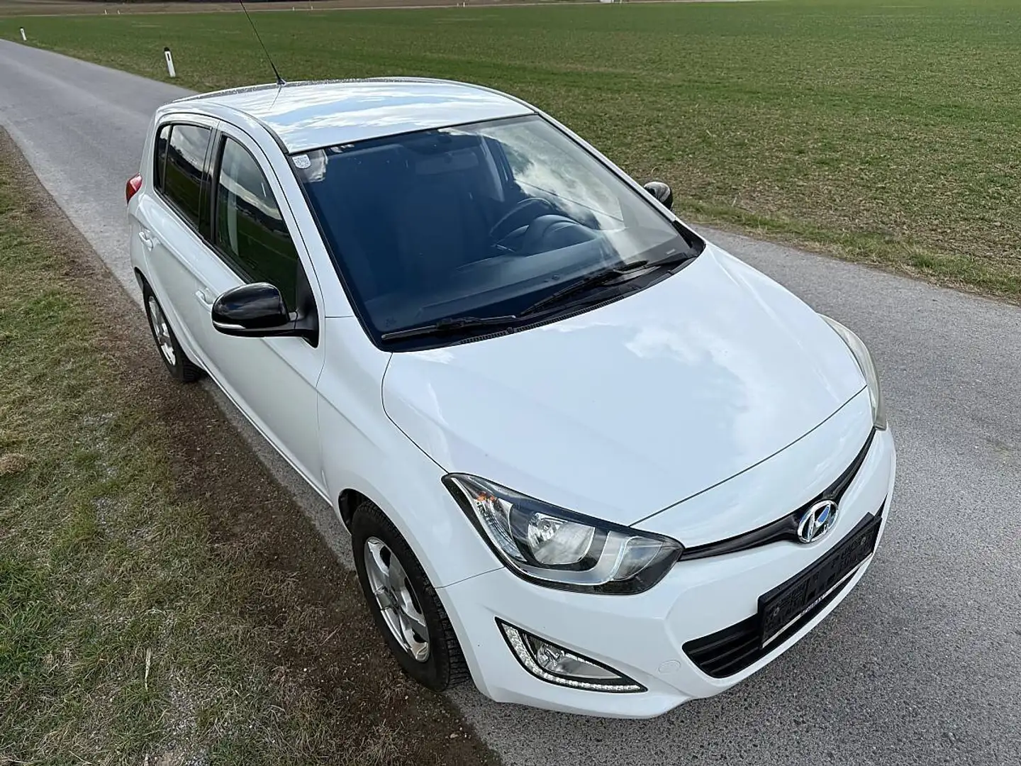 Hyundai i20 i20 1,25 Life GoLife Go Weiß - 1