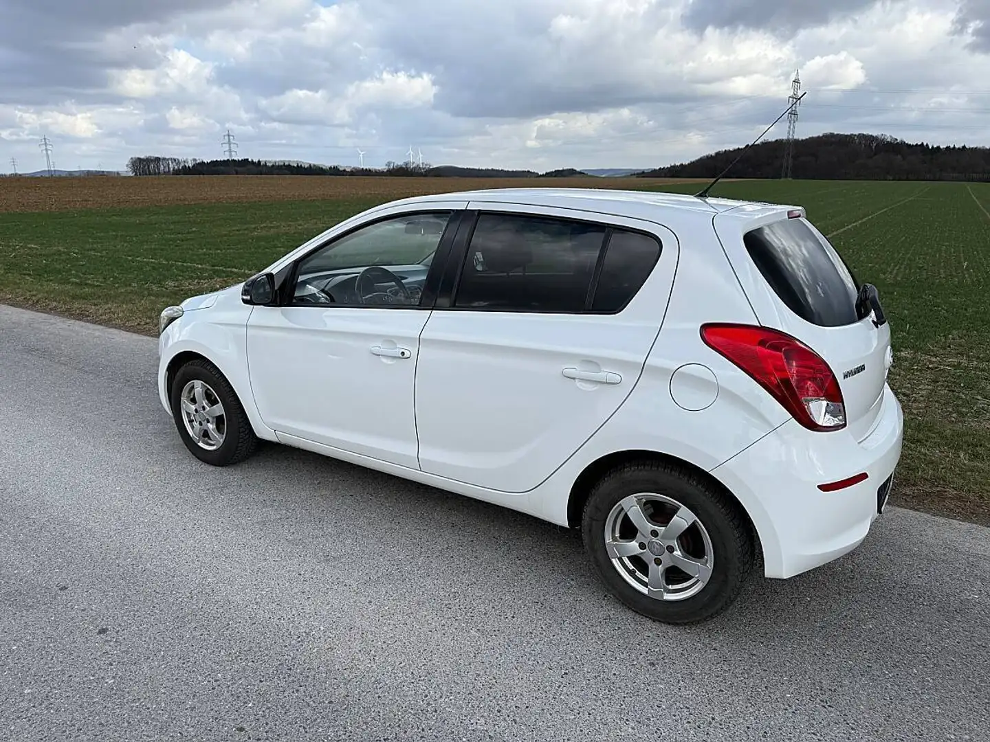Hyundai i20 i20 1,25 Life GoLife Go Weiß - 2