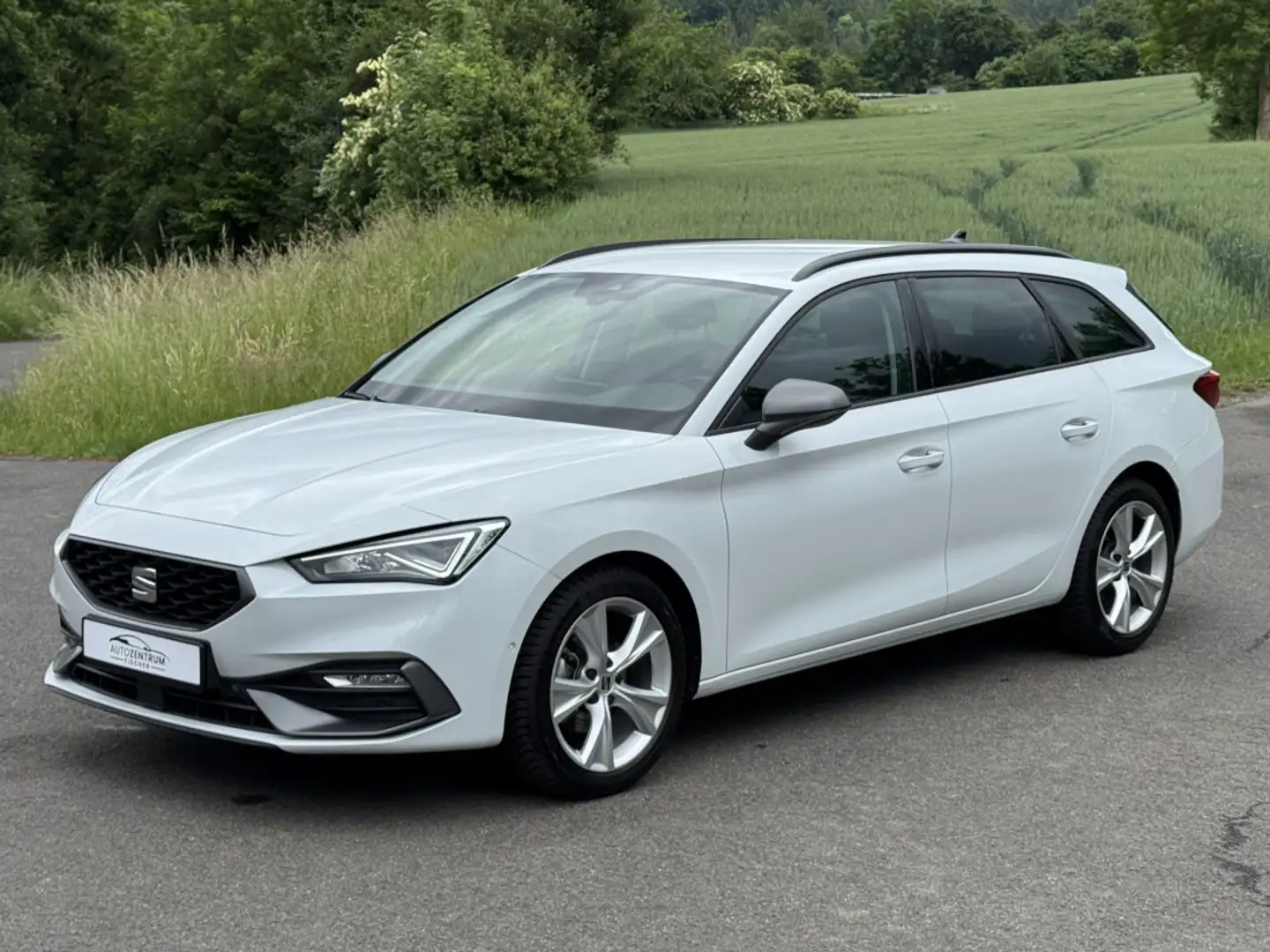 SEAT Leon 1.5 eTSI,Sportpaket,Sitzheizung,Kamera,Navi Wit - 1